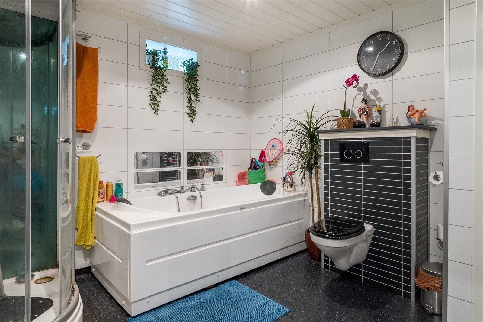 Familievennlige fasiliteter med både dusj og badekar. Galleribilde