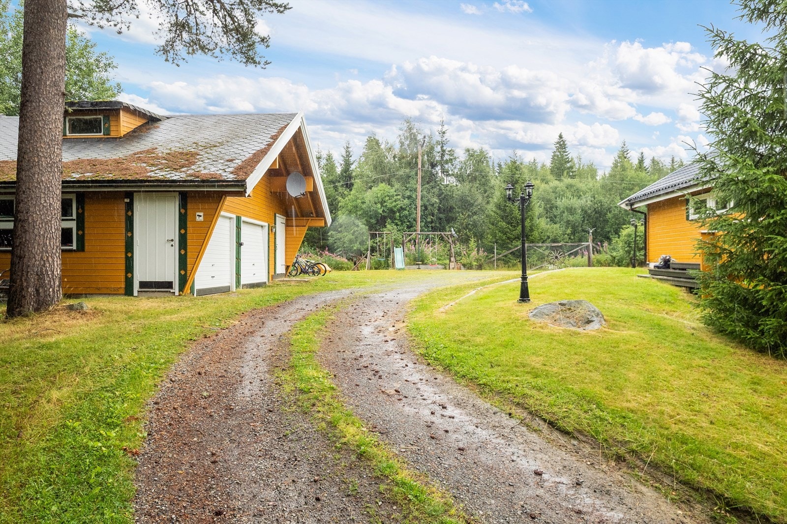 Eiendom med et landlig preg. Gode parkeringsmuligheter i garasje og på tunet. Galleribilde