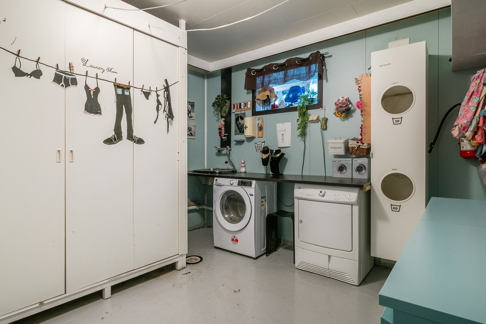 I samme etasje finnes vaskerom med varmekabler i gulv. Galleribilde