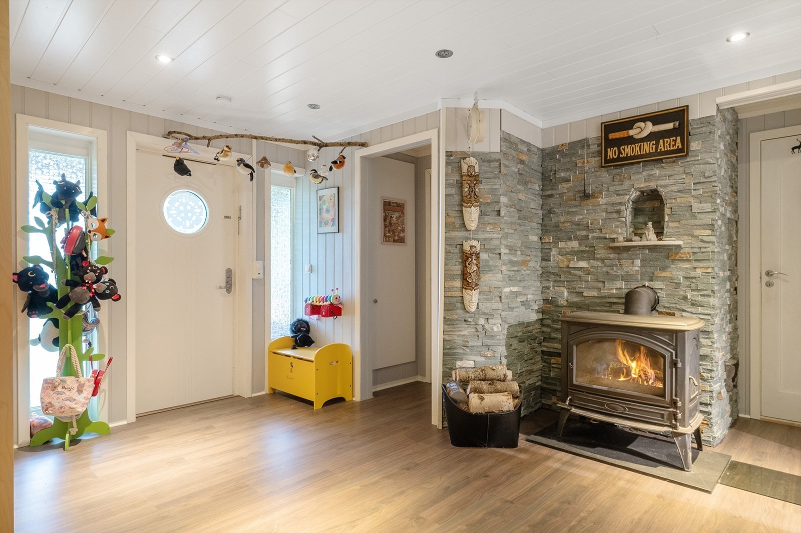 Huset fordeler seg over tre plan med hovedinnganger både i underetasje og første etasje. Galleribilde