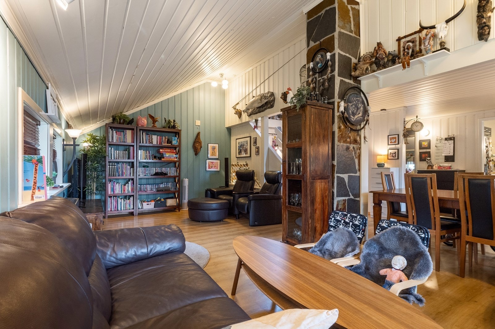 Stue måler i følge byggetegninger rundt 48 m2. Galleribilde