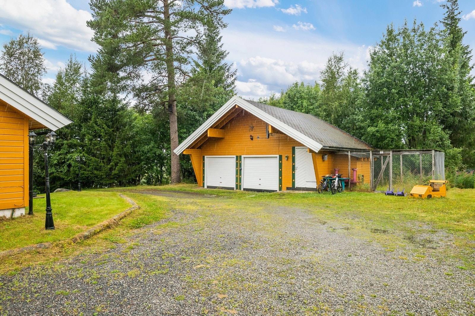 Garasjen har gode lagringsmuligheter i separat rom på bakkeplan og på loftsplan. Galleribilde