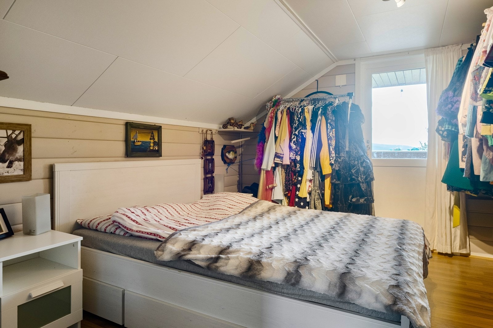 Loftet har et gulvareal på ca 28 m2 hvorav 6 m2 ikke er målbare grunnet skråtak. Galleribilde