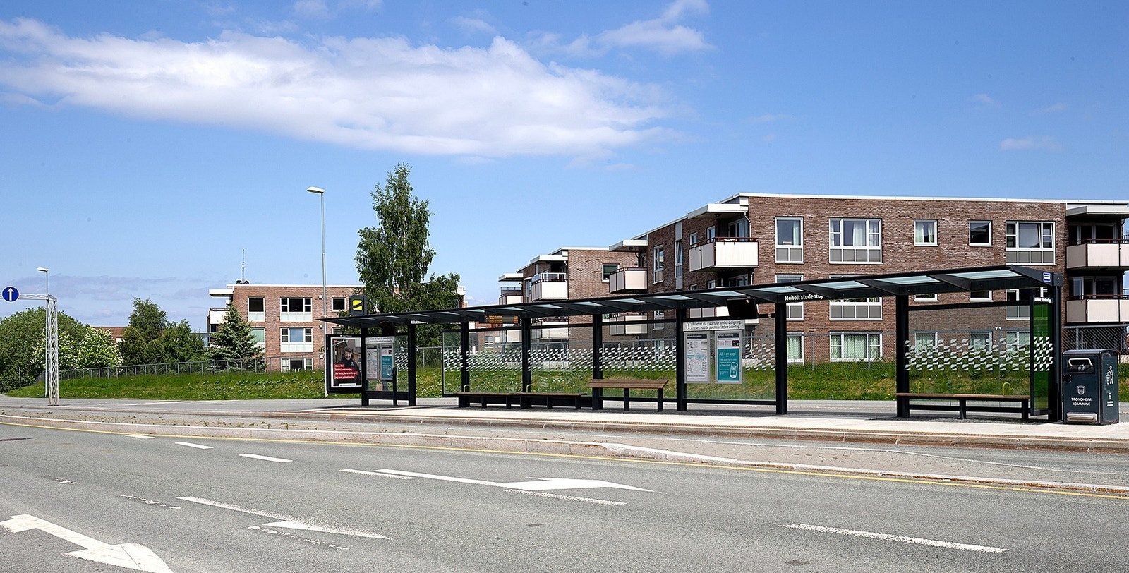 Eiendommen, med bussholdeplass rett ved siden av Galleribilde