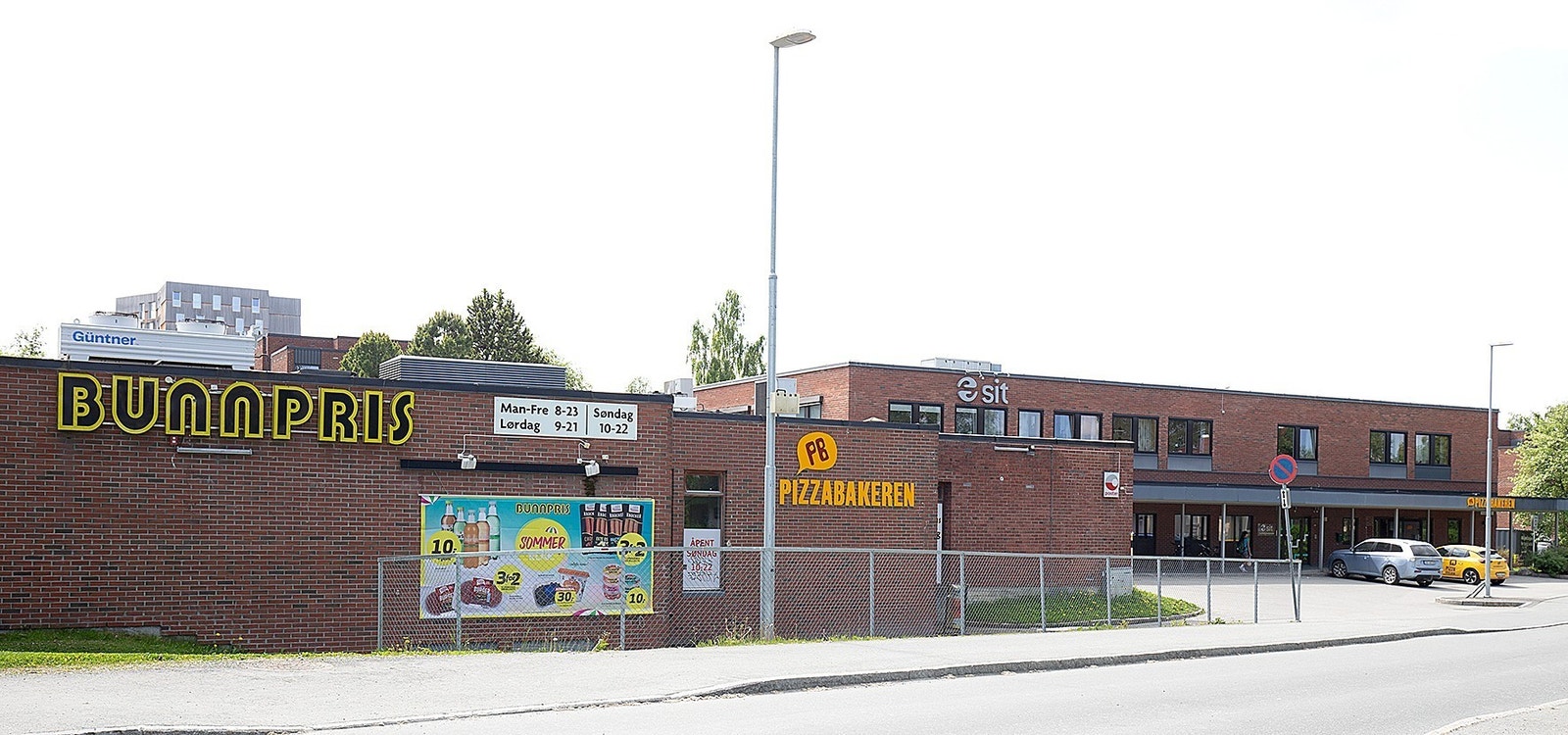 Søndagsåpen butikk og pizzeria rett ved Galleribilde