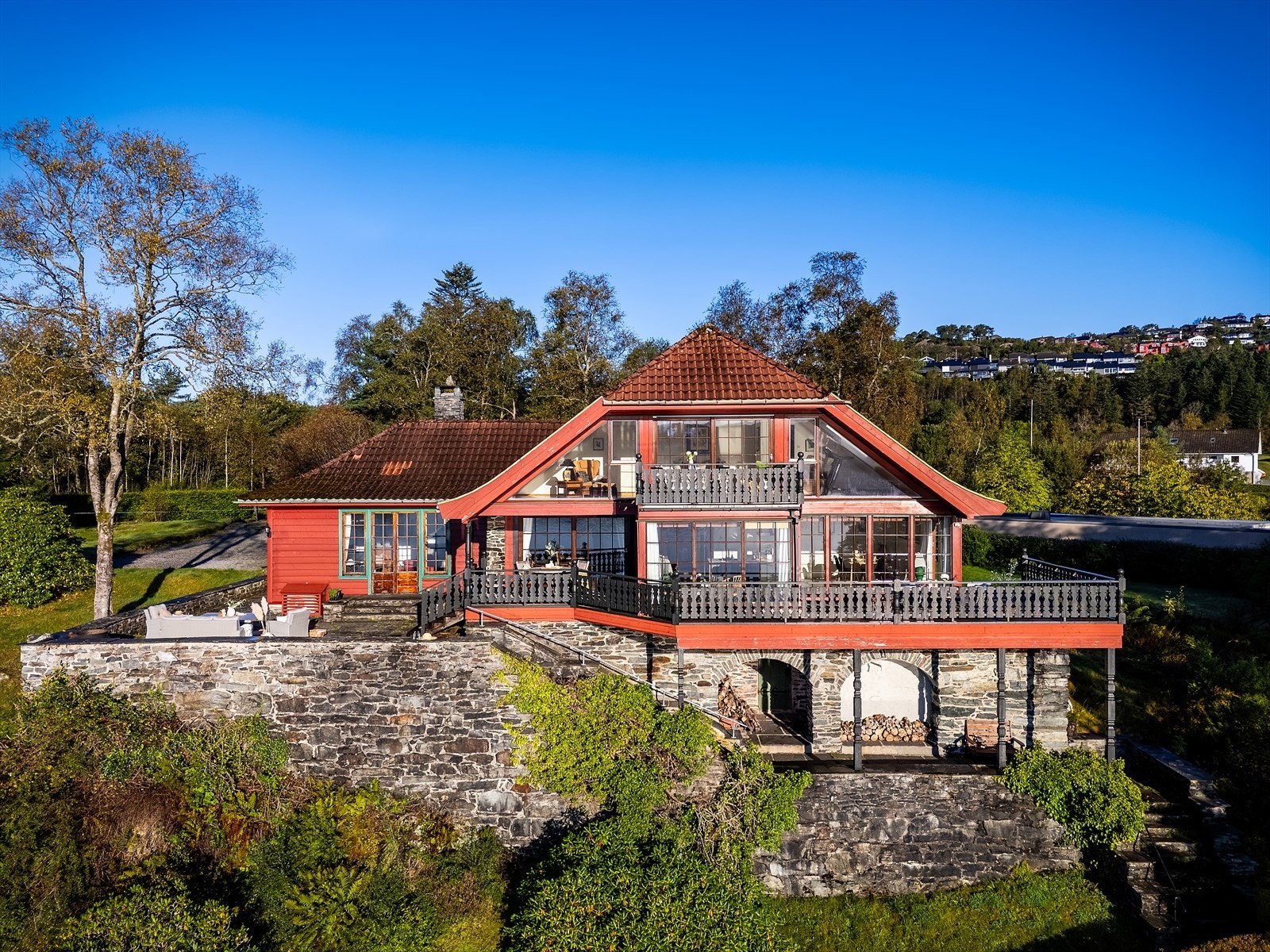 Eiendommen har en særpreget karakter og historisk sjarm, tillegg til en gjennomtenkt planløsning med gode rom. Galleribilde