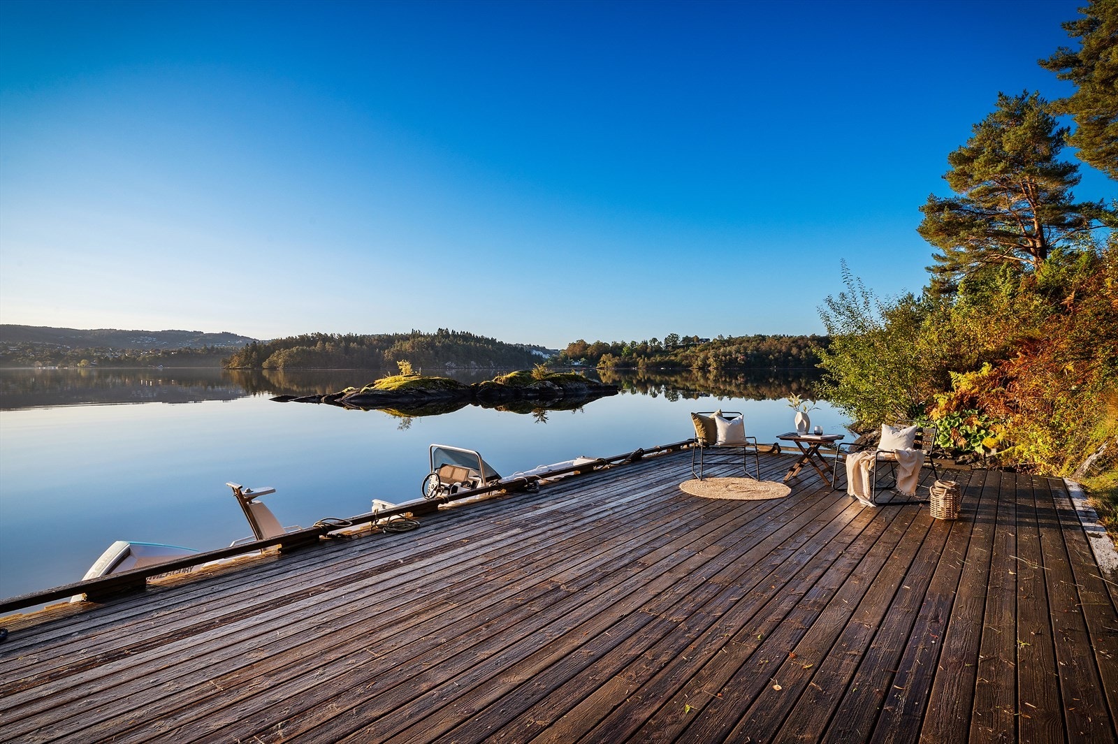 Ved sjøen kan du nyte late sommerdager i solen eller ta deg et forfriskende bad rett fra bryggen når du ønsker. Galleribilde