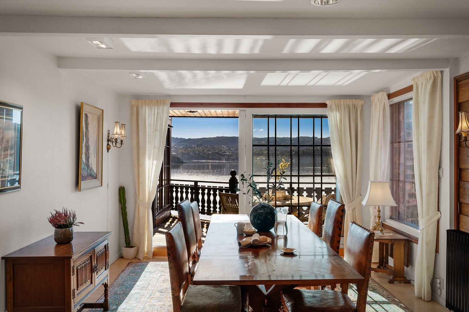 Elegant spisestue med god plass til langt spisebord. Galleribilde