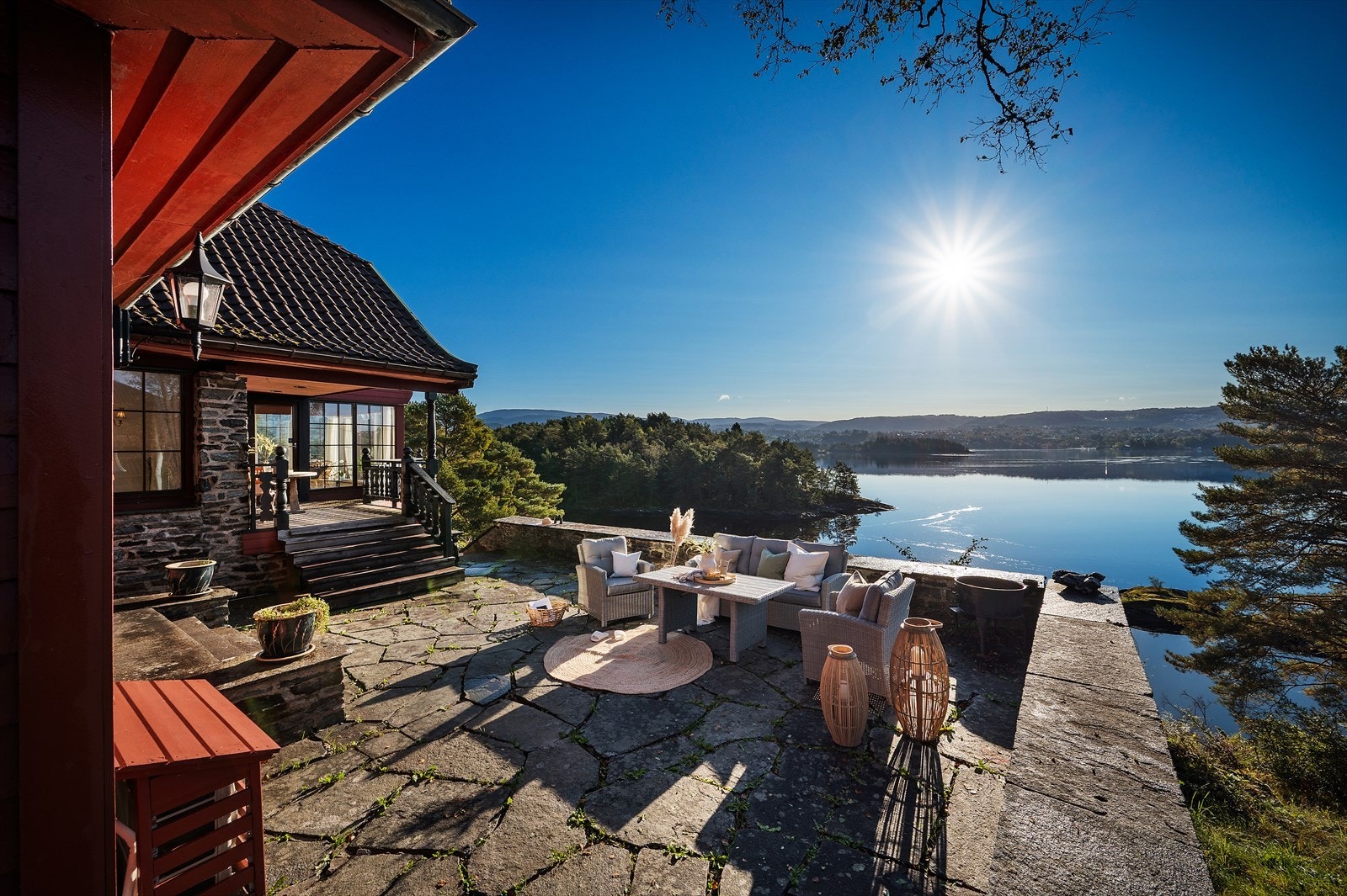 Det er videre adkomst ned til enda en flott uteplass hvor varme sommerdager kan nytes. Galleribilde