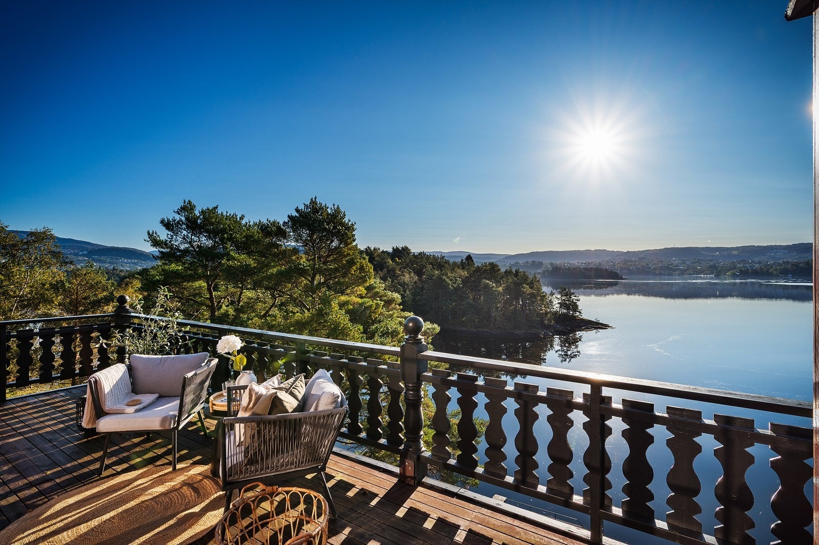 Fantastisk utsikt og gode solforhold kan nytes fra eiendommens uteplasser. Galleribilde