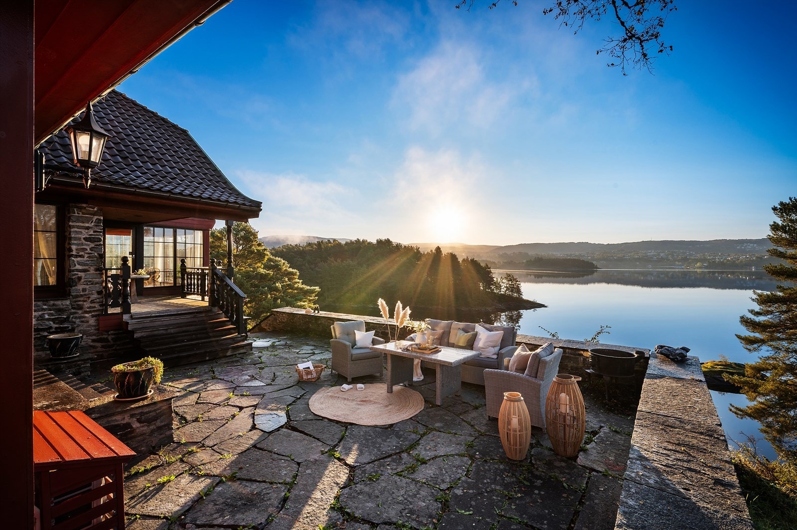 Eiendommer som dette kommer sjelden for salg. 5 mål tomt med lang strandlinje mot Nordåsvannet. Galleribilde