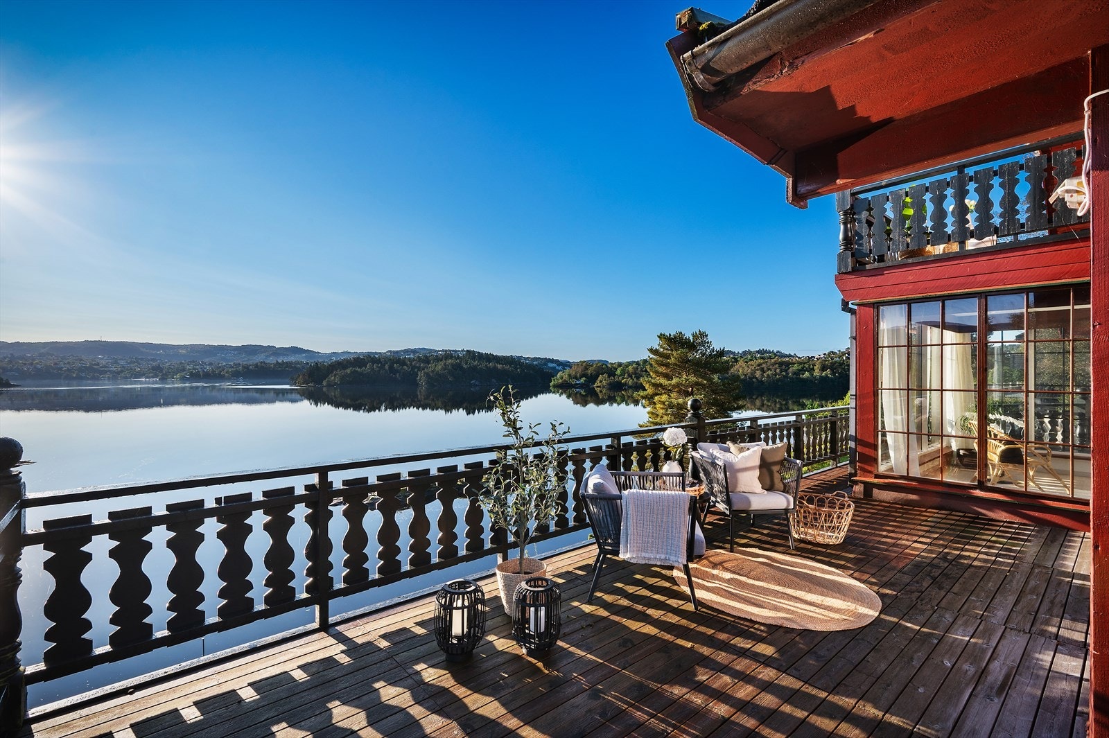 Stor og herlig terrasse som enkelt lar seg møblere med flere sittegrupper. Galleribilde