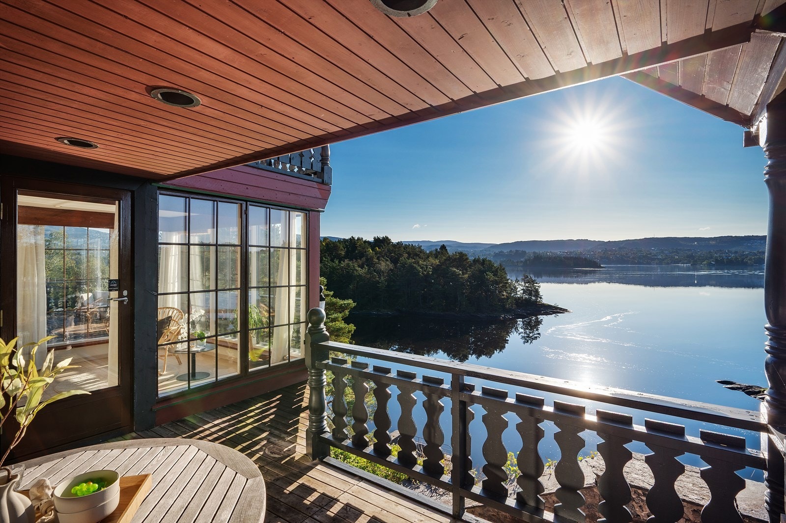 Fra både spisestue og kjøkken har man utgang til denne herlige terrassen. Galleribilde