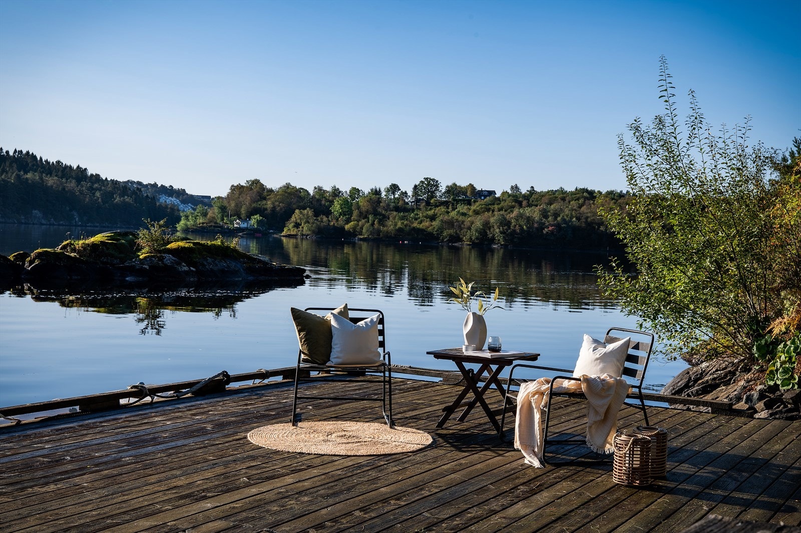 Mulighetene er mange, enten det er båtliv, bading eller fiske, når uteområdet gir rom for både avslapning og aktivitet. Galleribilde