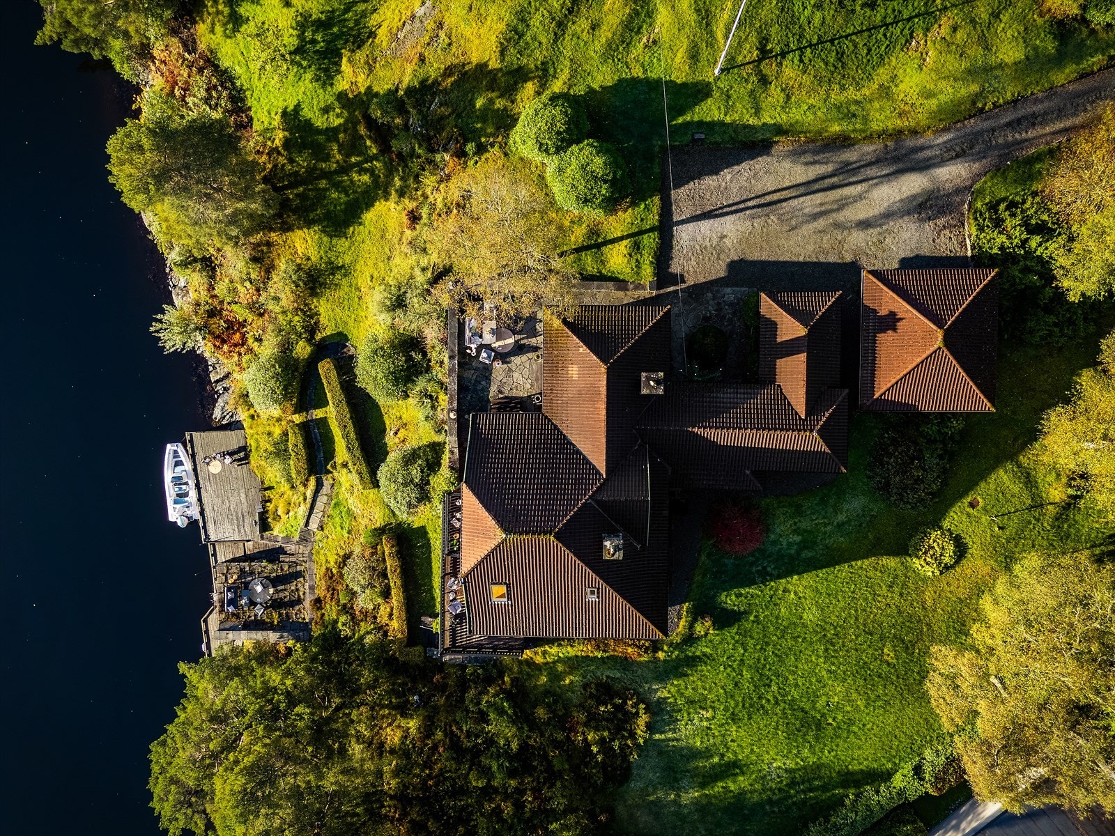 Eiendommens tomt er ca. 4,9 mål og er opparbeidet med flotte uteplasser. Galleribilde