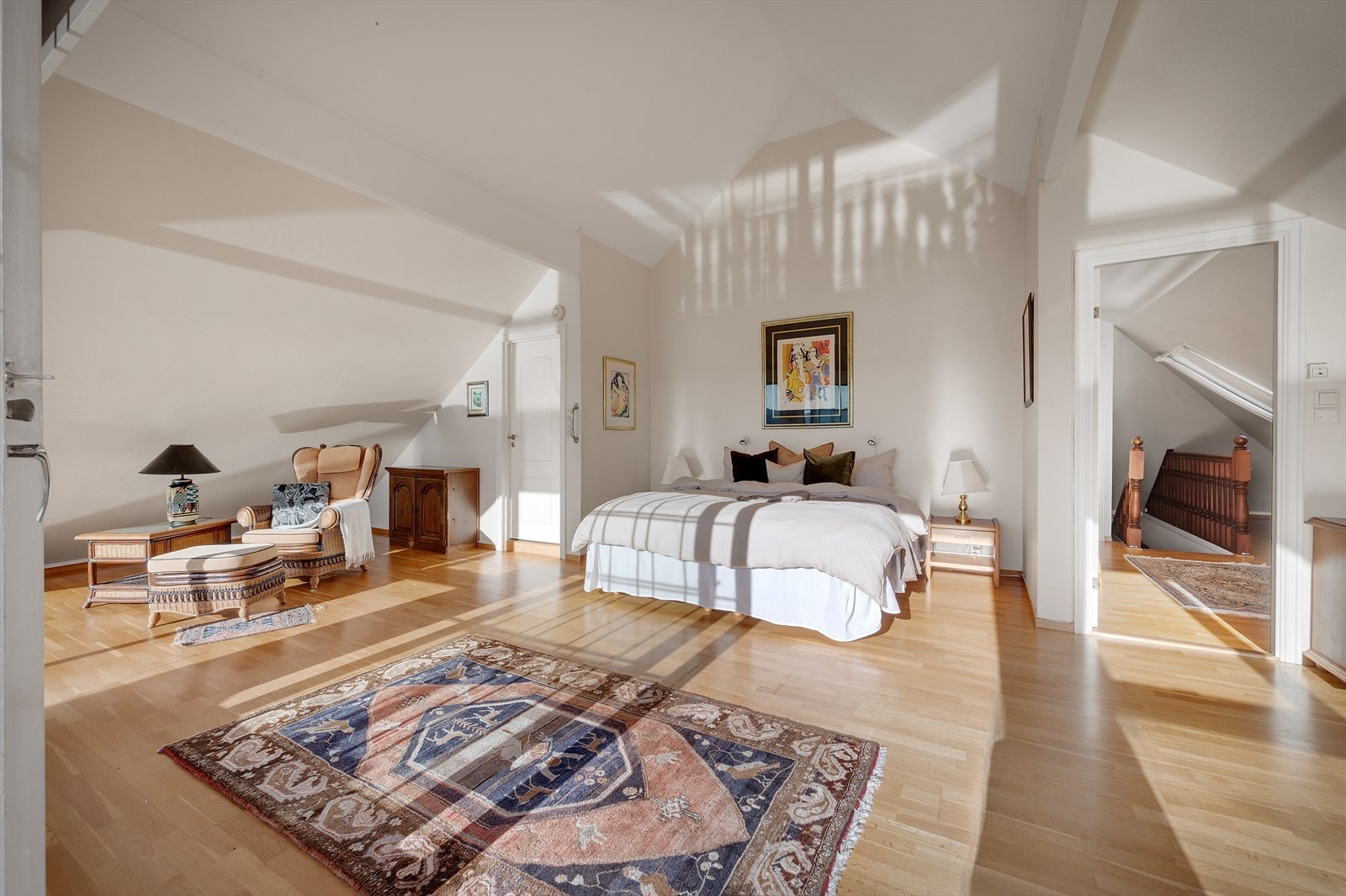 Hovedsoverommet er lyst og luftig med store vindusflater og nydelig utsikt. Det gjøres oppmerksom på at areal fra bod er innlemmet i dagens hovedsoverom og at endringen ikke er omsøkt. Galleribilde