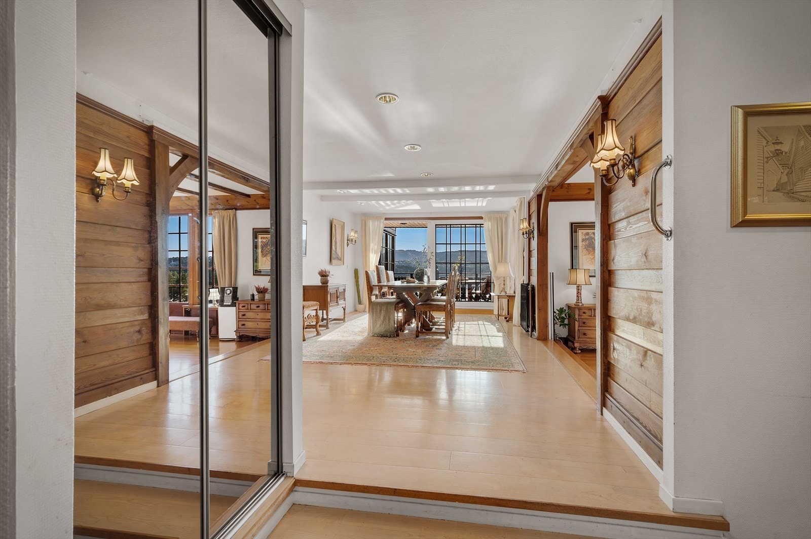 God plass til oppbevaring av yttertøy og sko i stor skyvedørsgarderobe. Det er også et større bodareal i kjelleretasjen. Galleribilde