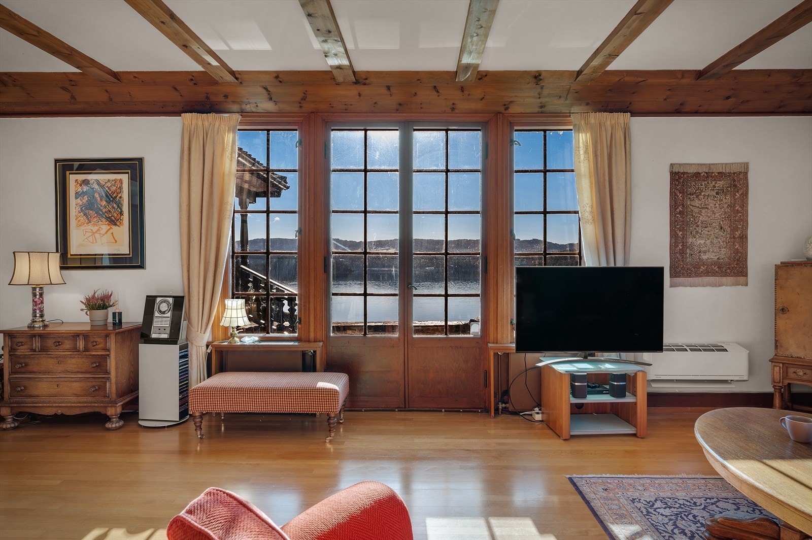 Eiendommen har utgang til uteplasser fra stue, spisestue og kjøkken. Galleribilde