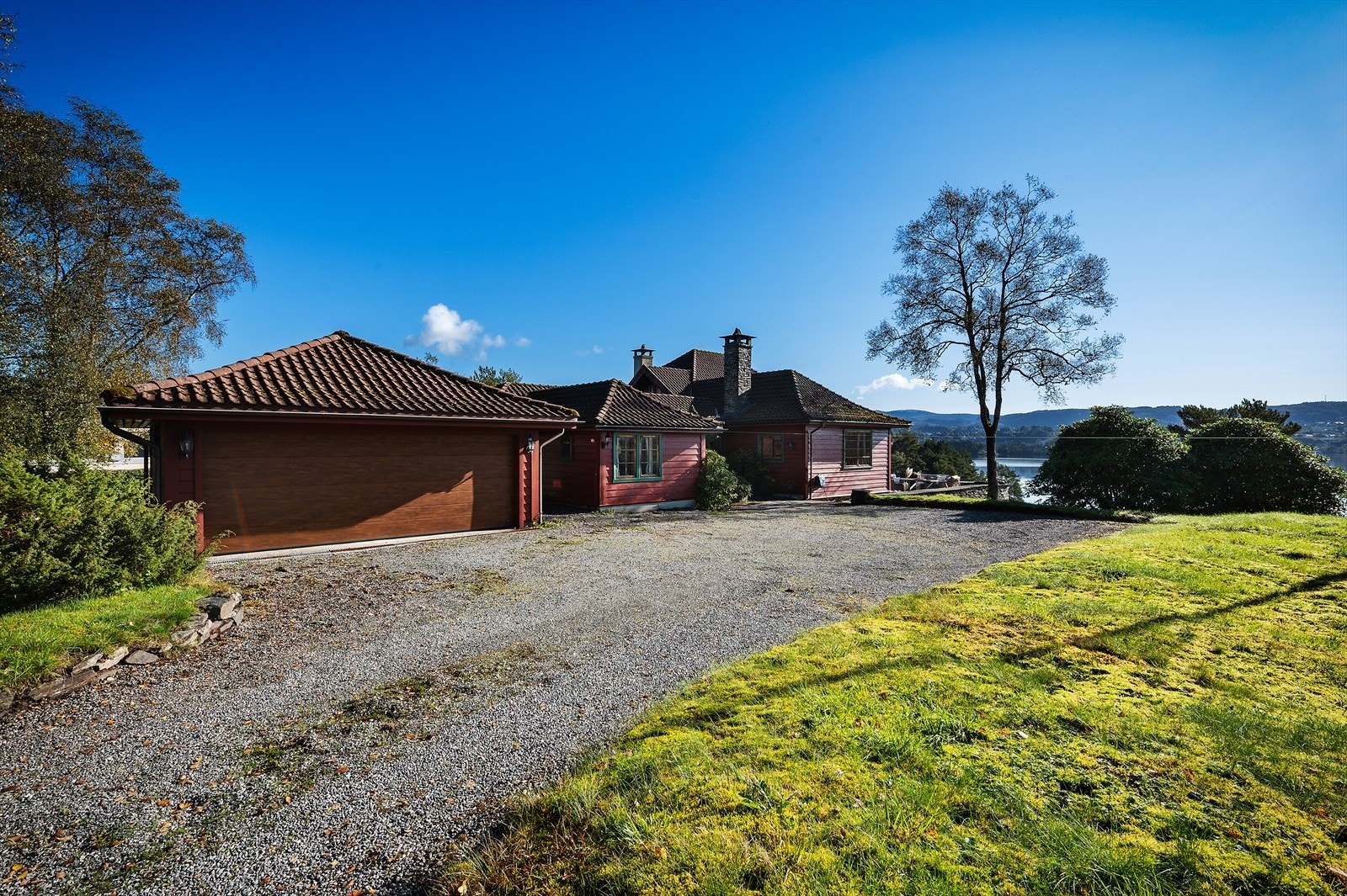 Gode parkeringsmuligheter i dobbelgarasje og på gårdsplass. Galleribilde