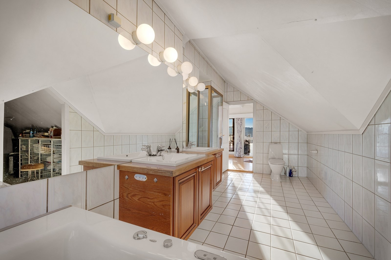 En suite løsning med direkte adkomst til et helfliset bad (ikke omsøkt) som har videre adkomst til omkledningsrom. Galleribilde