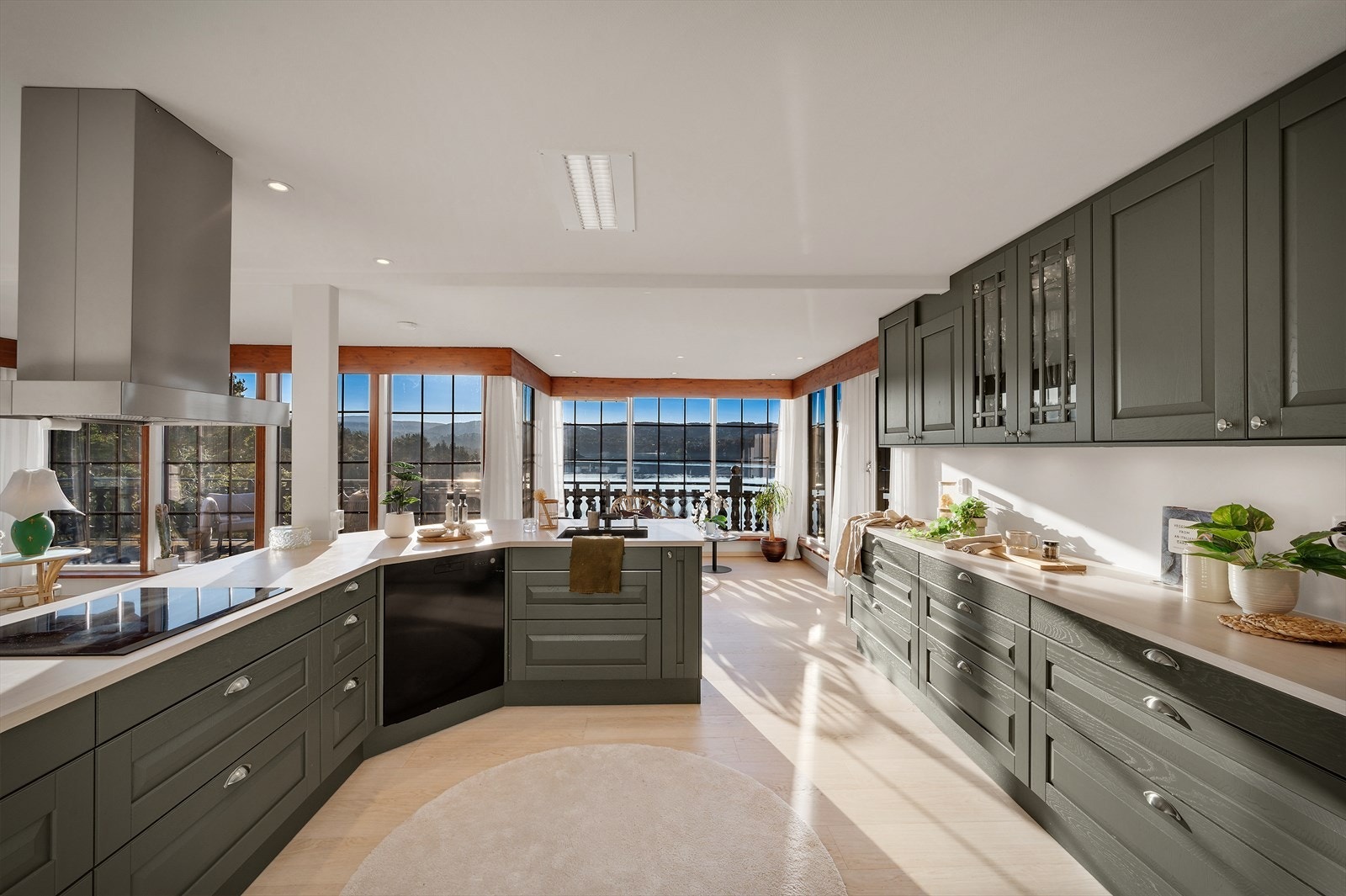 Kjøkkenet har godt med både skap - og benkeplass. Galleribilde