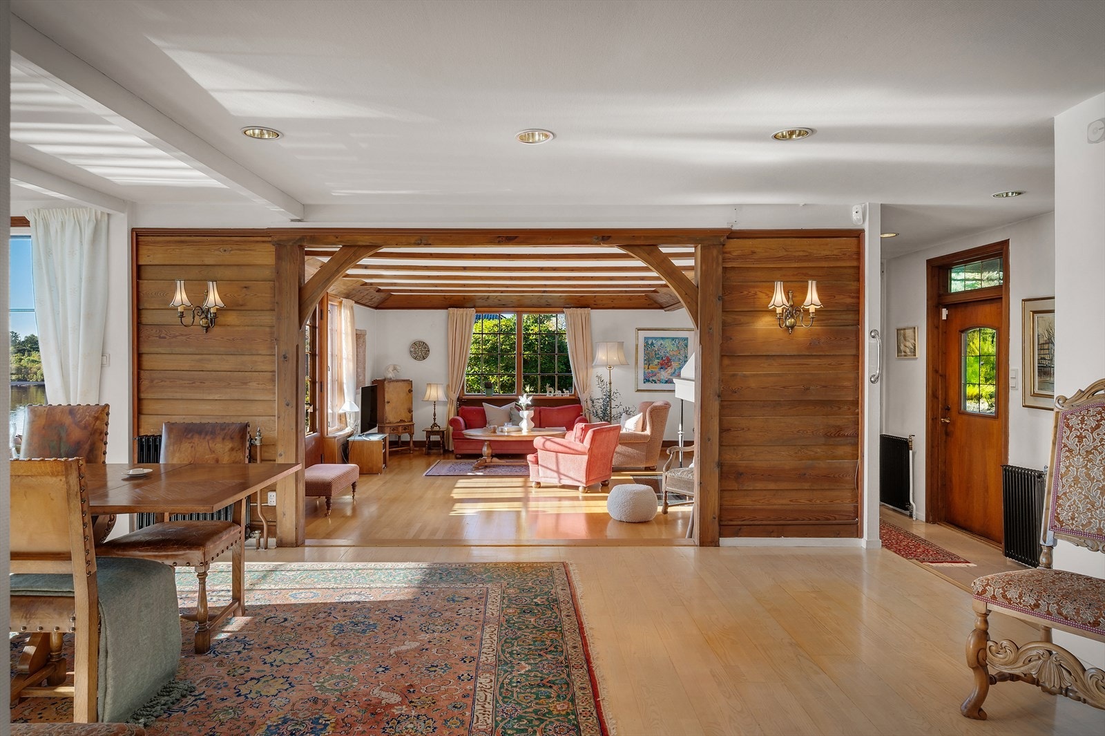 Store vindusflater gir et godt lysinnslipp og sørger for en luftig atmosfære, i tillegg til at man kan nyte den vakre utsikten mot Nordåsvannet. Galleribilde