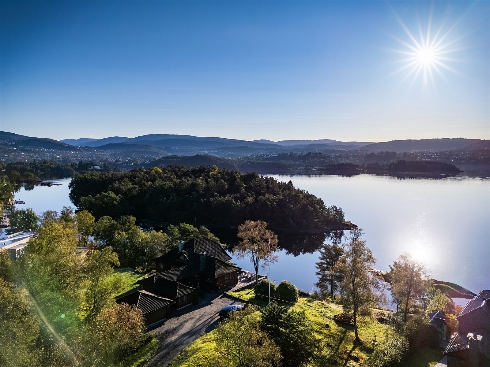 Nabolaget er et av Bergens mest fasjonable og veletablerte boligstrøk, hvor eiendommer sjelden kommer for salg! Galleribilde