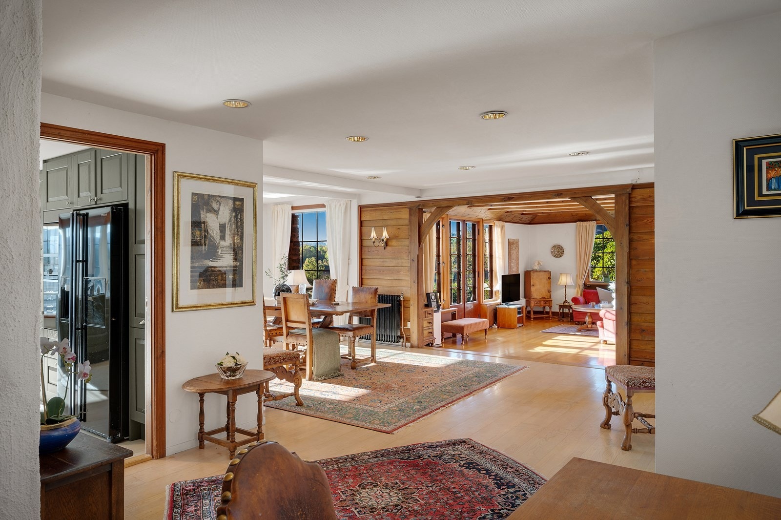 Enkelte deler av huset er allerede oppgradert i nyere tid og fremstår som tidsriktige - blant annet med nytt kjøkken i 2023 og nyere gulv i flere rom. Galleribilde