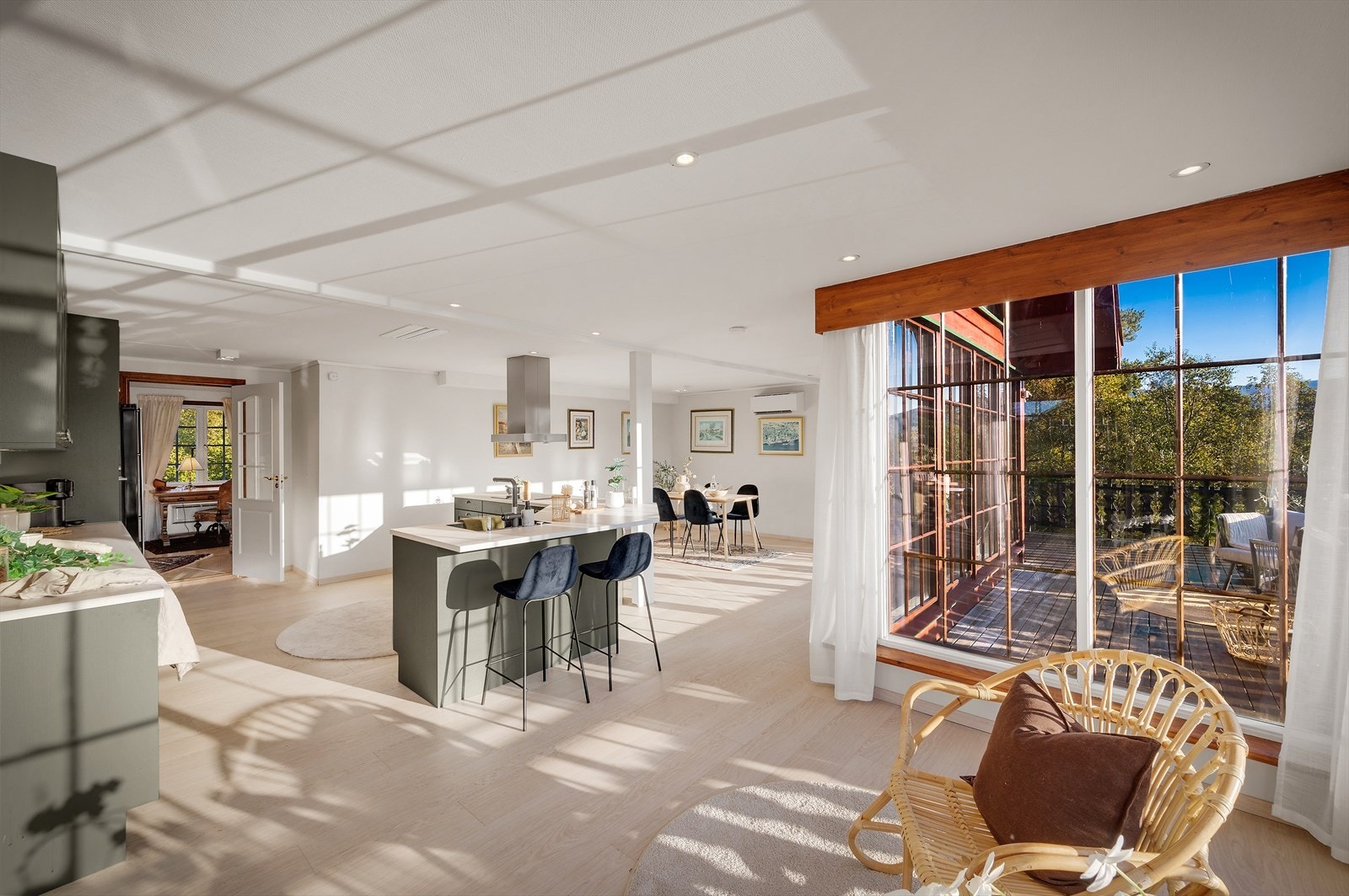 Fra kjøkken har du utgang til to flotte uteplasser. Galleribilde