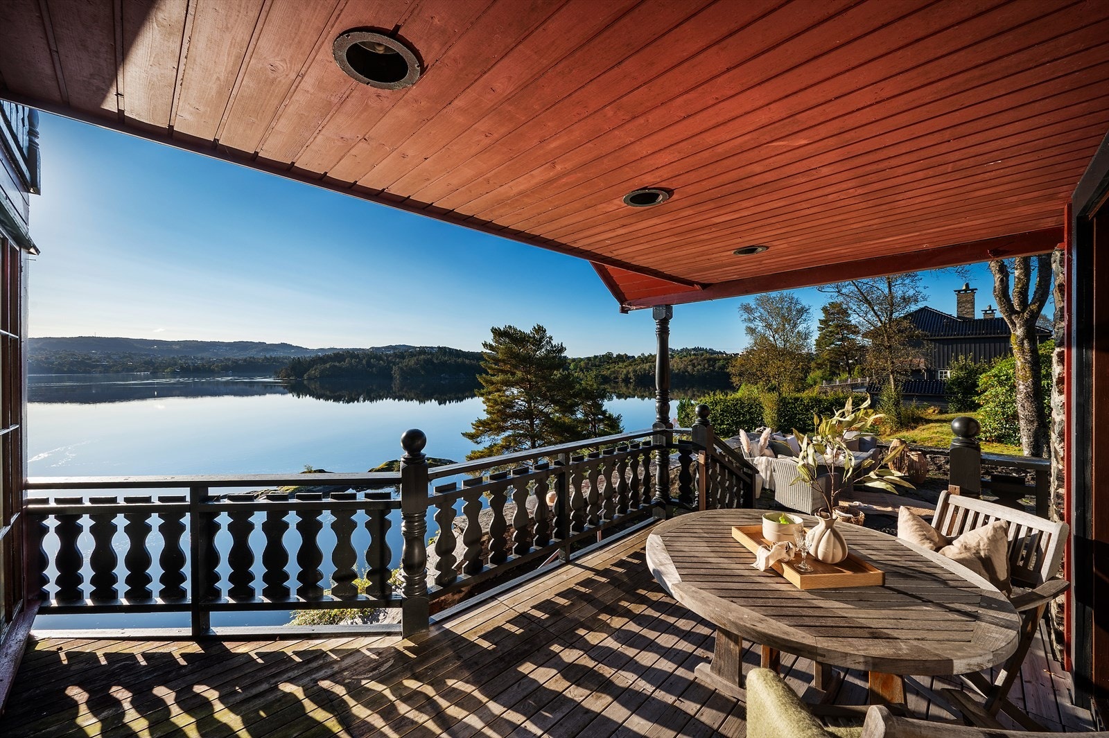 Terrassen er overbygget og har spotter i tak. Galleribilde