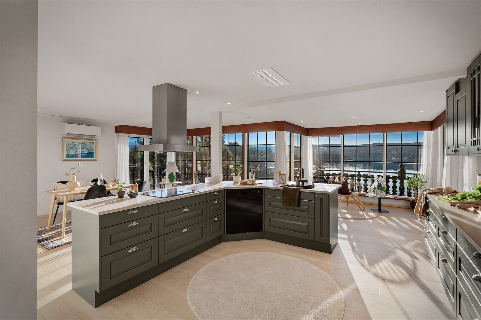 Det er montert varmepumpe på kjøkkenet. Her har du også god plass til spisebordsgruppe. Galleribilde