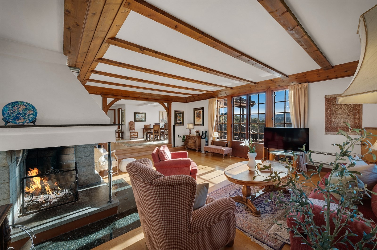 Husets naturlige midtpunkt er selvsagt den vakre stuen, et rom som virkelig imponerer med sine originale detaljer på både tak og vegger. Galleribilde