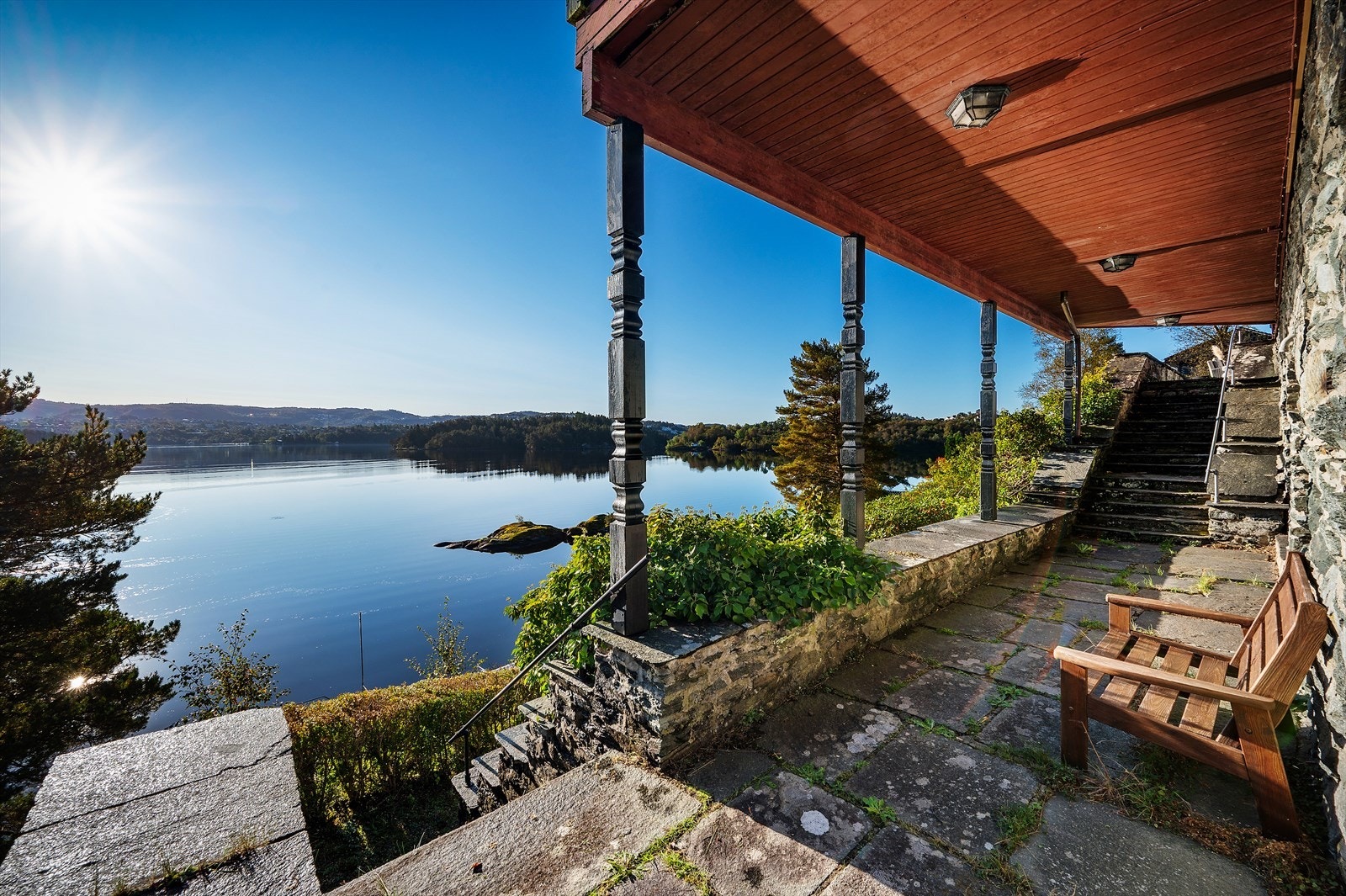 Fra huset er det trapp og hellebelagt gangsti ned til sjøen. Galleribilde