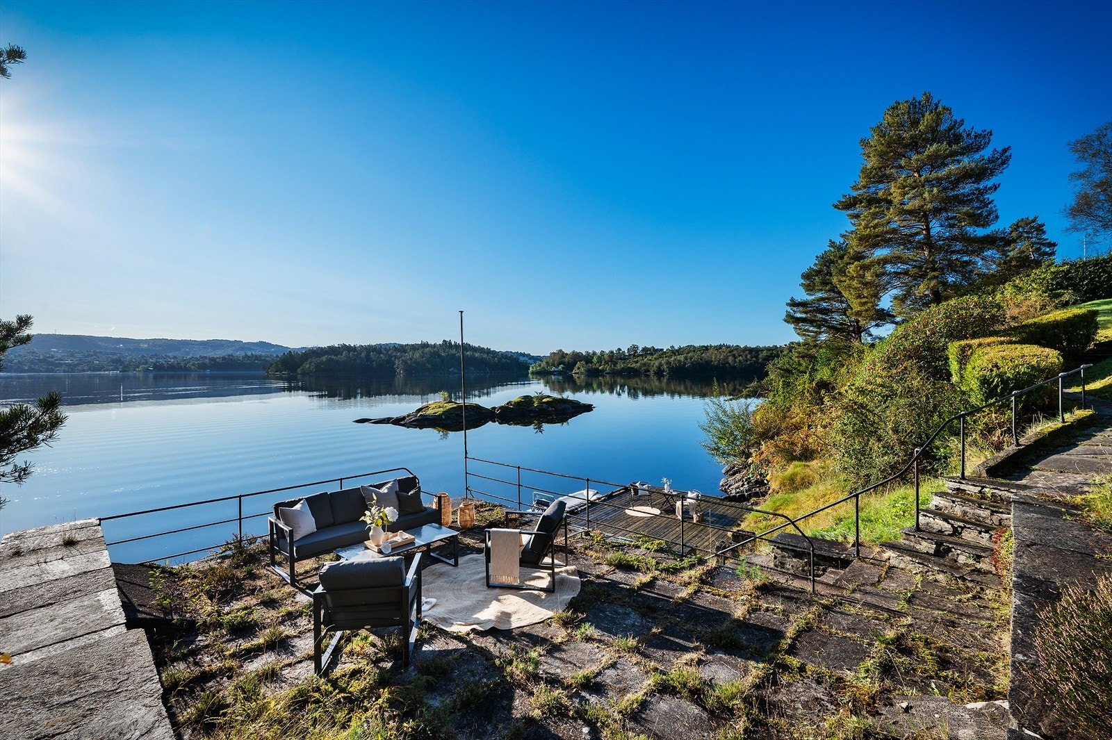 Eiendommens mange uteplasser er noe man uten tvil vi få mye glede av! Galleribilde