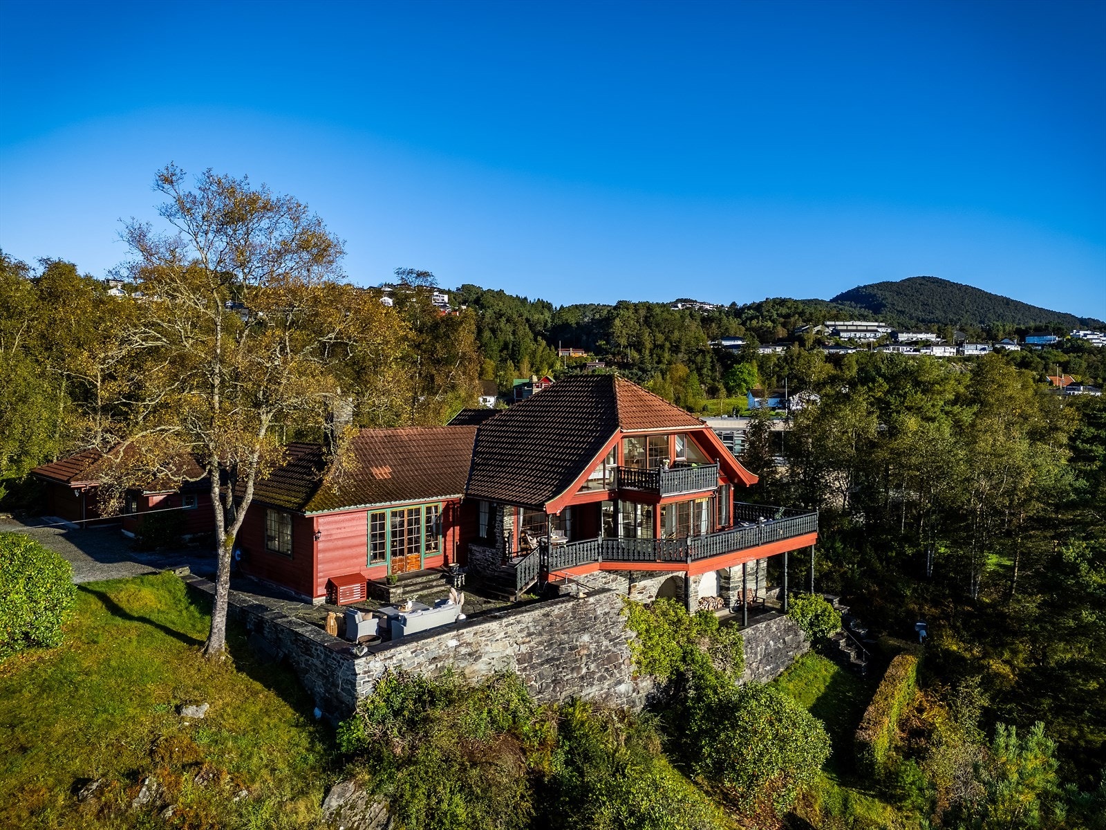 Eiendommen har en attraktiv og sentral beliggenhet med kort vei til skoler, barnehager, store arbeidsplasser og Bergen Sentrum. Galleribilde