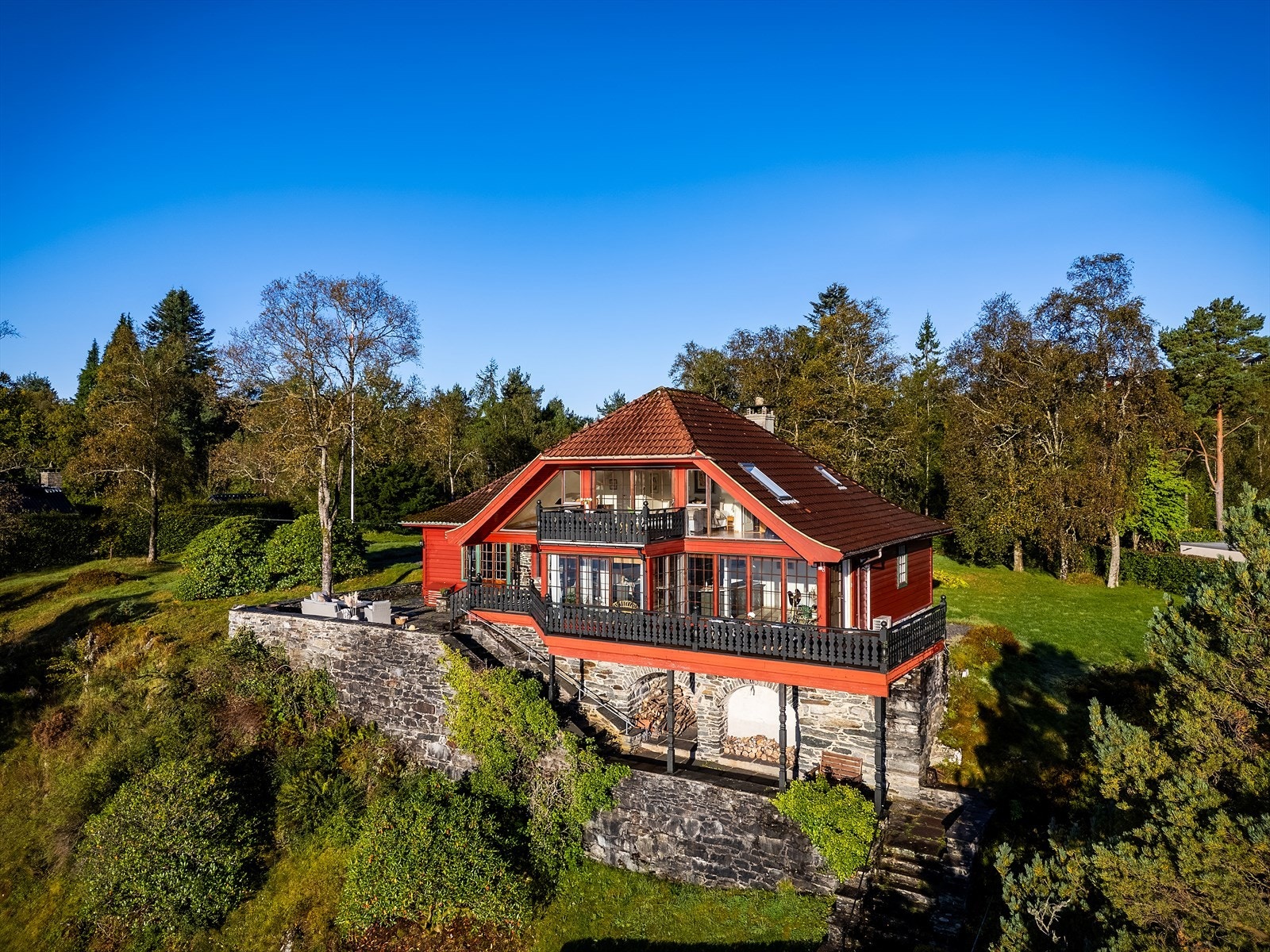 I arkitekttegningene omtales eiendommen som "Solhella" og ble bygget som sommerhus for en overlege på Florida Sykehus. Galleribilde