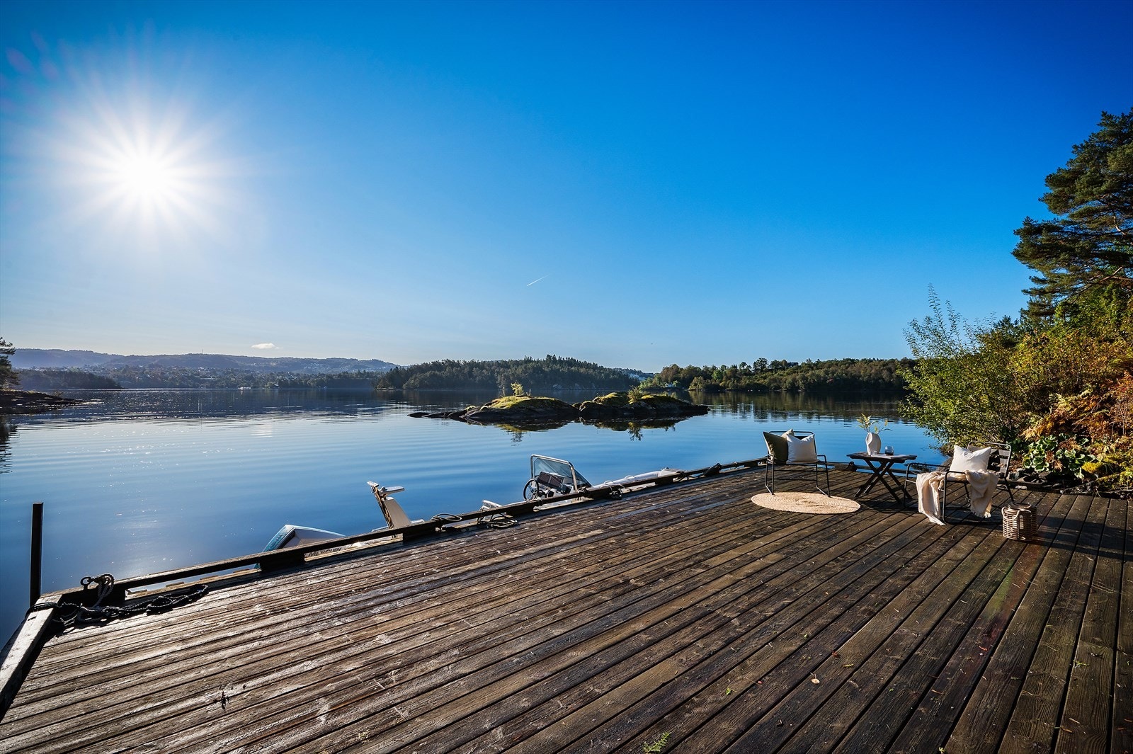 Stor brygge hvor båten enkelt kan fortøyes inntil. Galleribilde