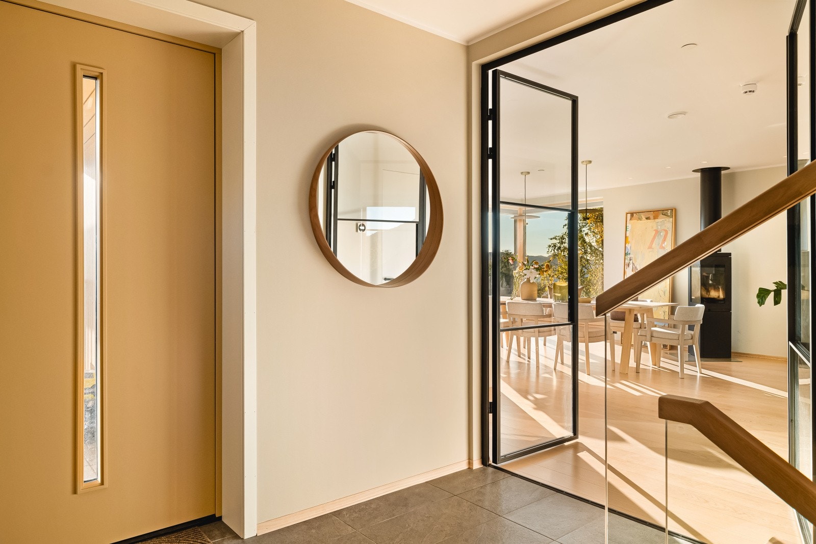 Boligens inngangsparti er i huset 1. etasje - men det er også mulig med direkte adkomst til 2. etasje. Galleribilde