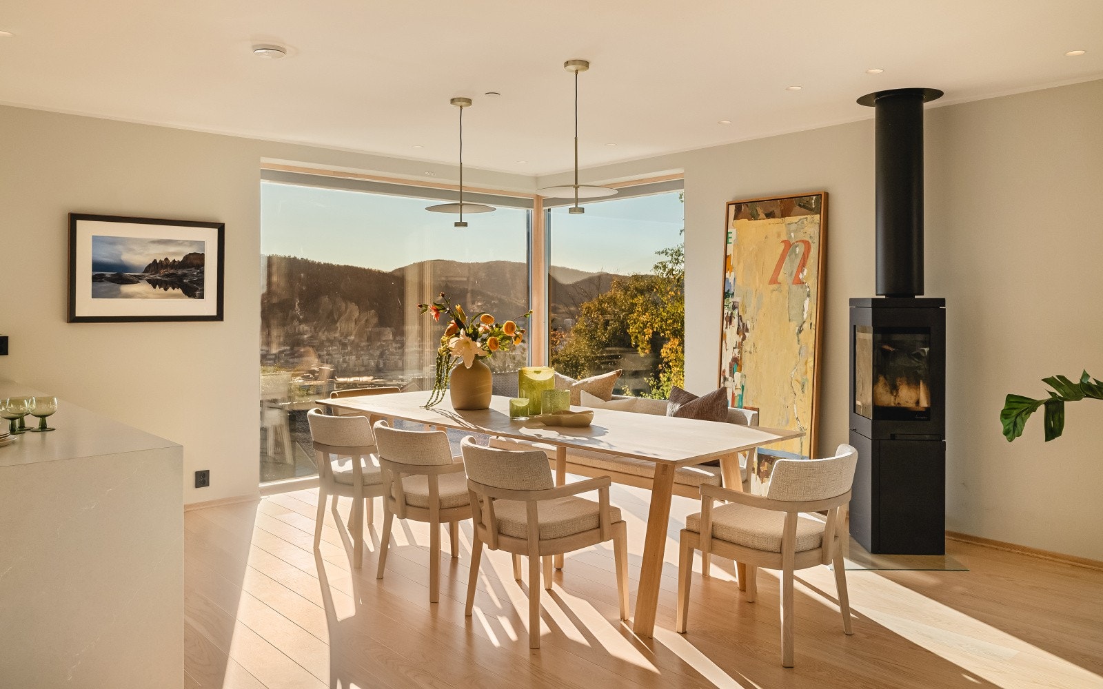 Rommet i sin helhet er målt til 39 kvm og har god plass til stor spise- og sittegruppe, samt store vinduer som gir en deilig kombinasjon av både utsikt og naturlig lys. Galleribilde