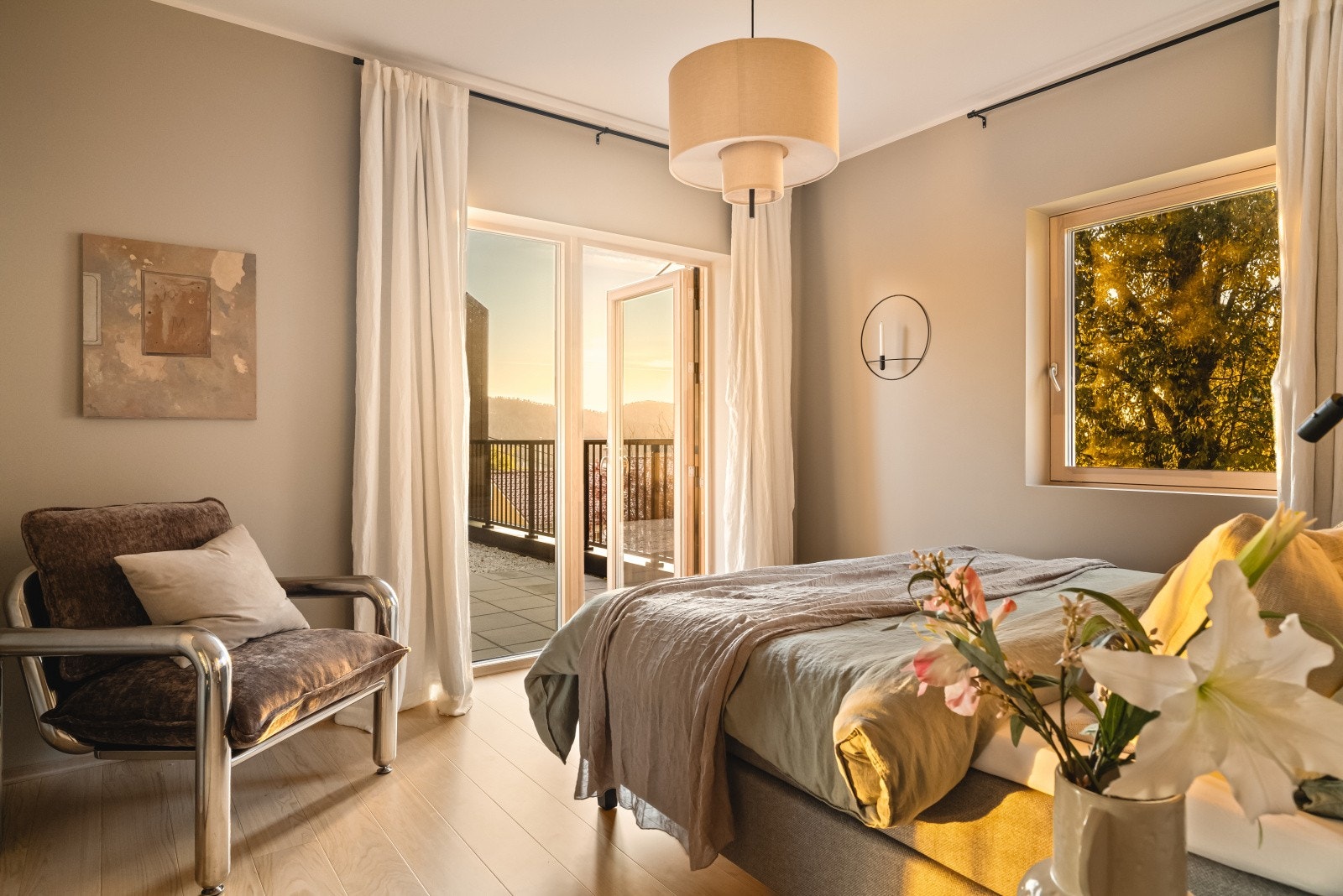 Hovedsoverommet er av god størrelse og måler hele 15 kvm med eget garderobe-rom målt til 6,2 kvm, hvor garderoben er skreddersydd på mål fra HTH. Galleribilde