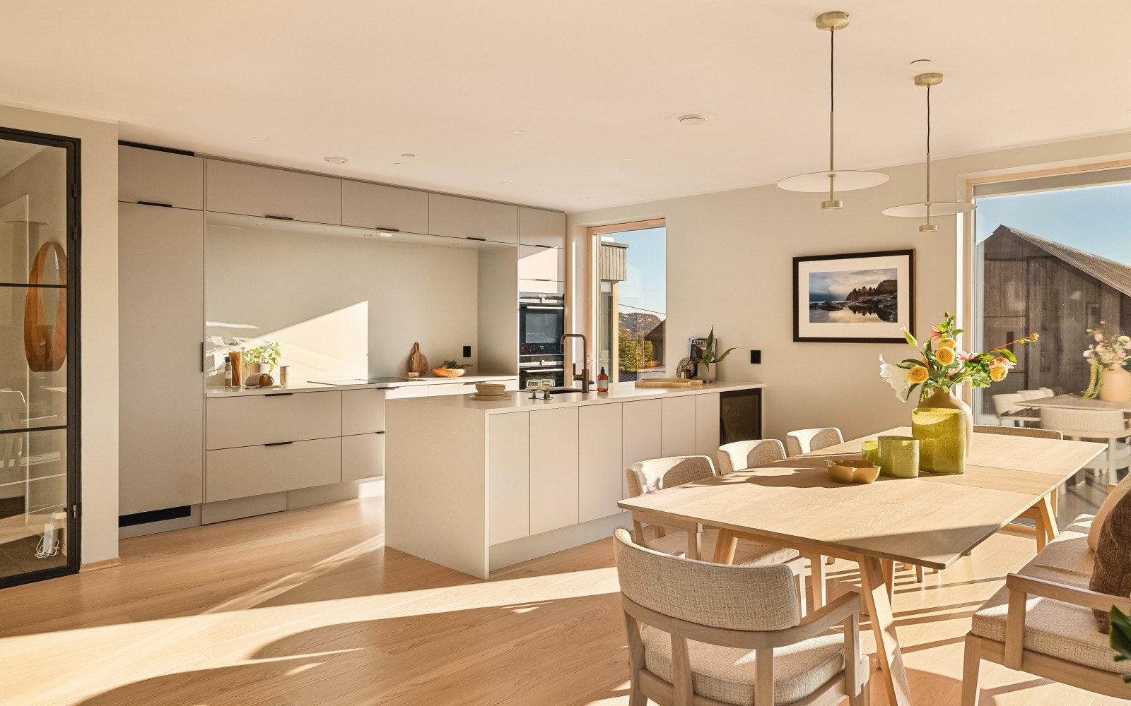 Drømmekjøkken! Et svært oppgradert og utrolig gjennomført kjøkken - levert av den anerkjente kjøkkenprodusenten: HTH. Galleribilde