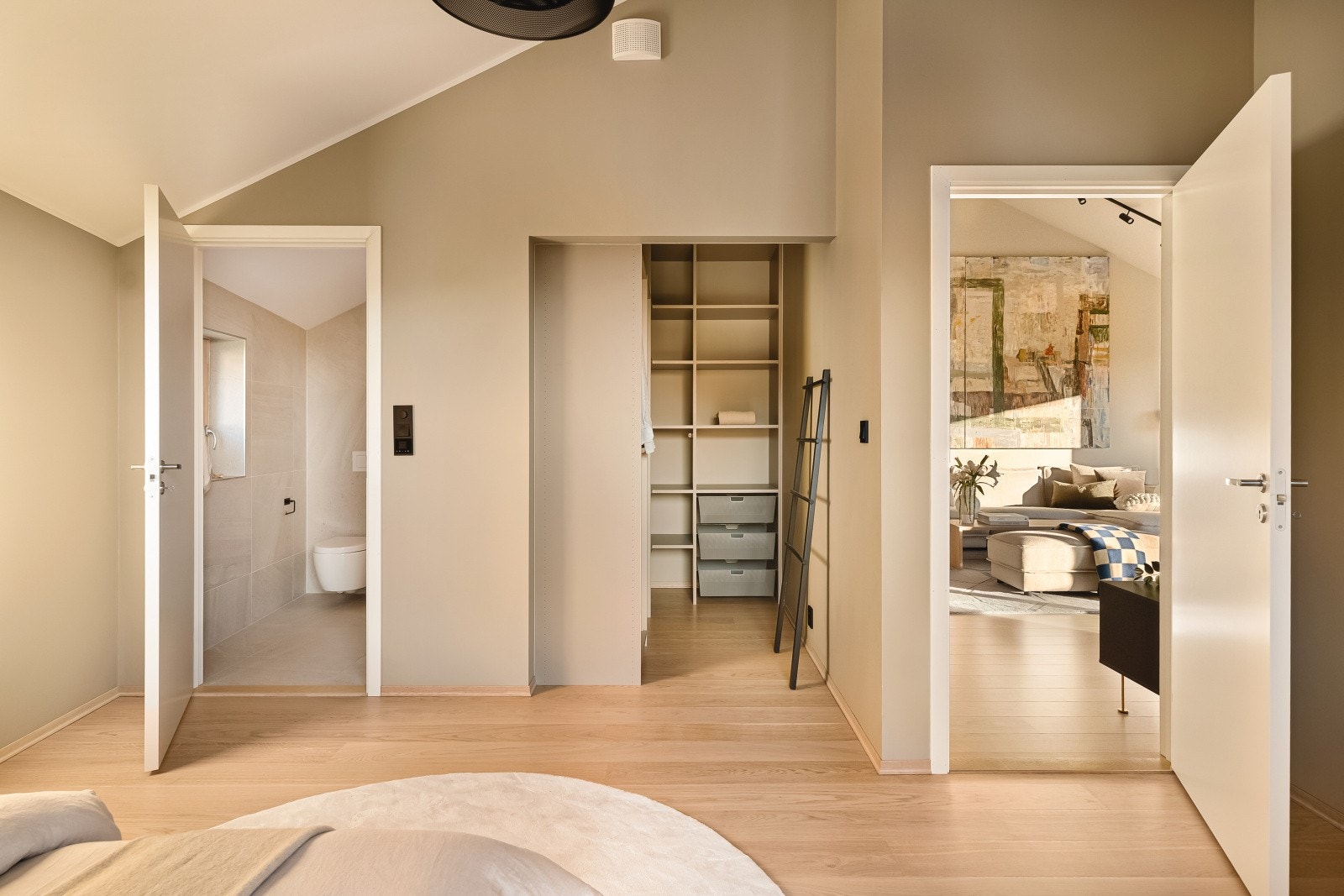 Her også med suite-bad som igjen gir hotell-følelsen. Garderober levert fra HTH. Galleribilde