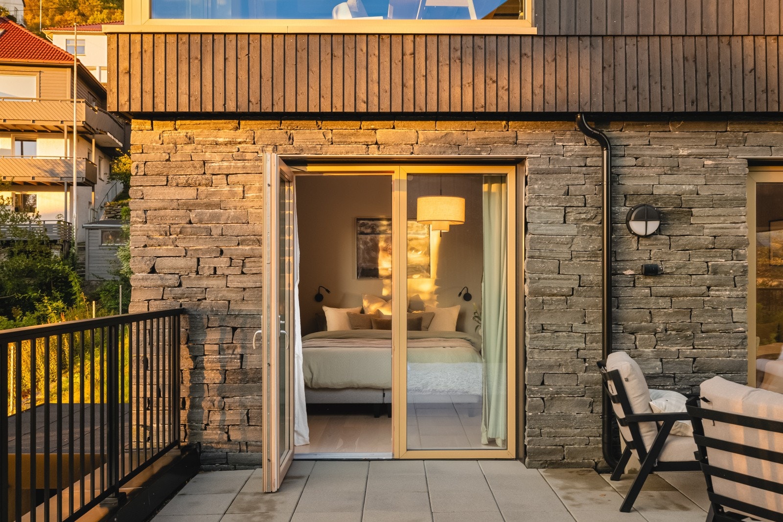 Fra begge soverom i 1. etasje er det utgang til hage. Galleribilde