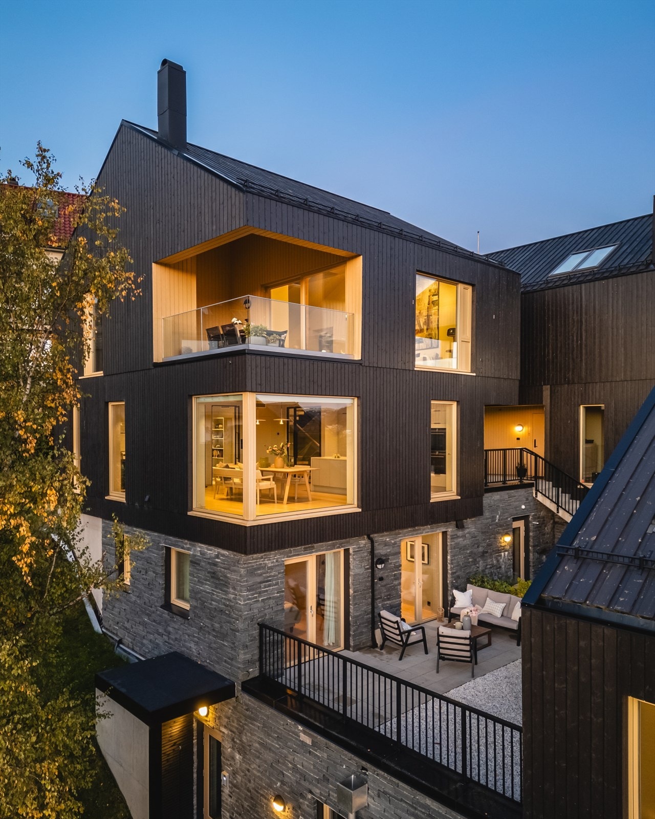 Aktuell bolig er seksjon 3 som ligger øverst i terrenget og strekker seg over totalt 3 etasjer med heisadkomst til felles parkeringsanlegg i kjeller. Galleribilde