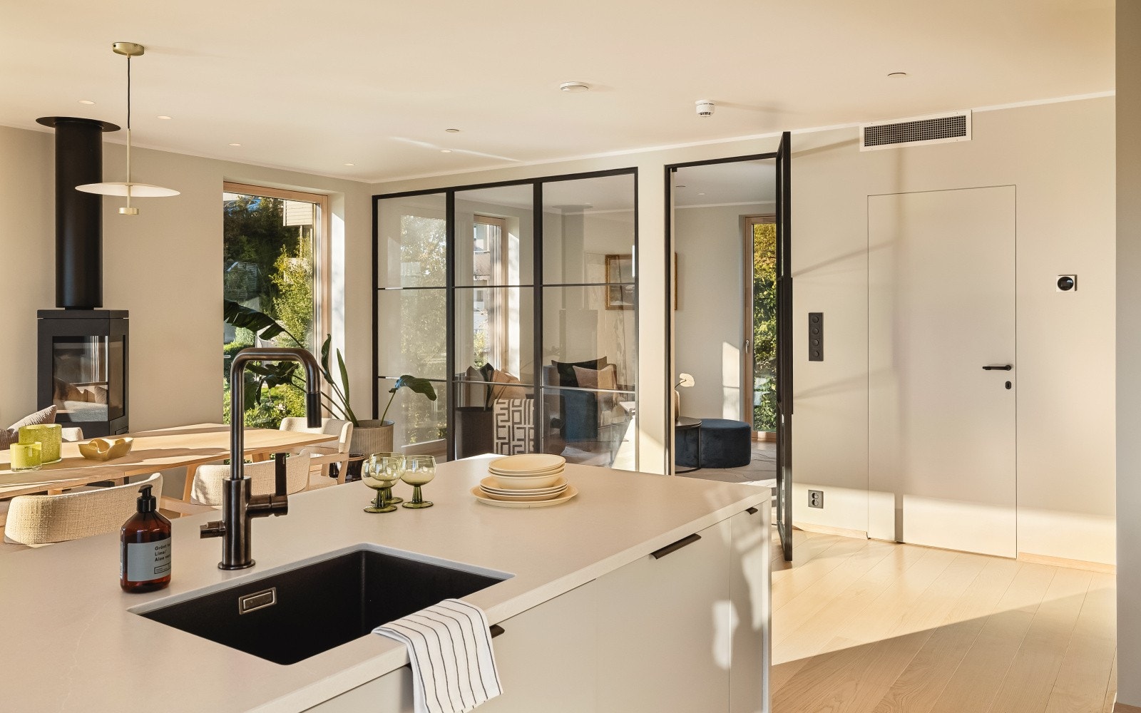 Vegg i vegg med stue/kjøkkenet finner vi også stue nr. 2 - som er adskilt med lekre detaljer som smijernsdører. Galleribilde