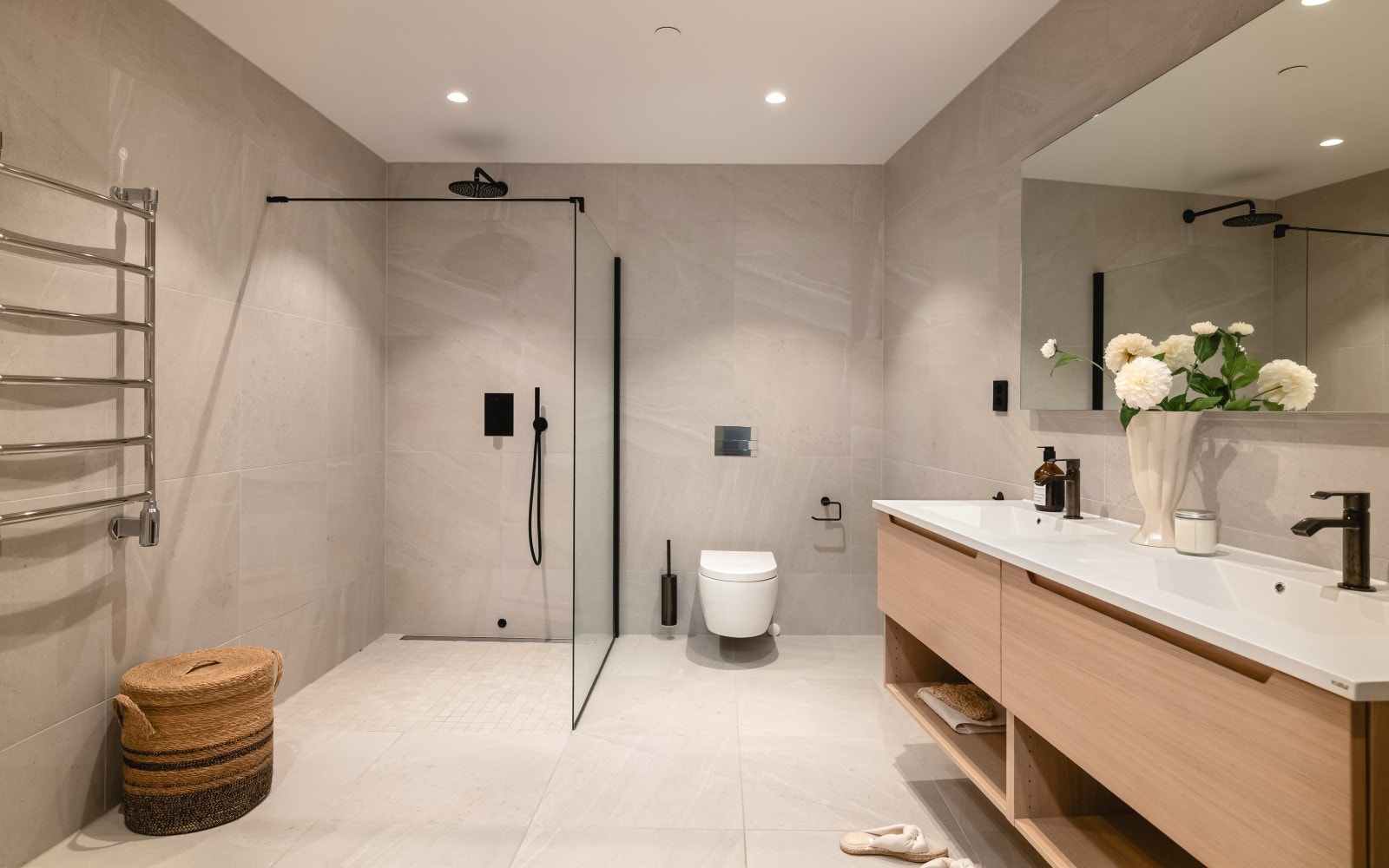 Vegg i vegg finner vi et utrolig lekkert baderom som er målt til 9,6 kvm. Galleribilde