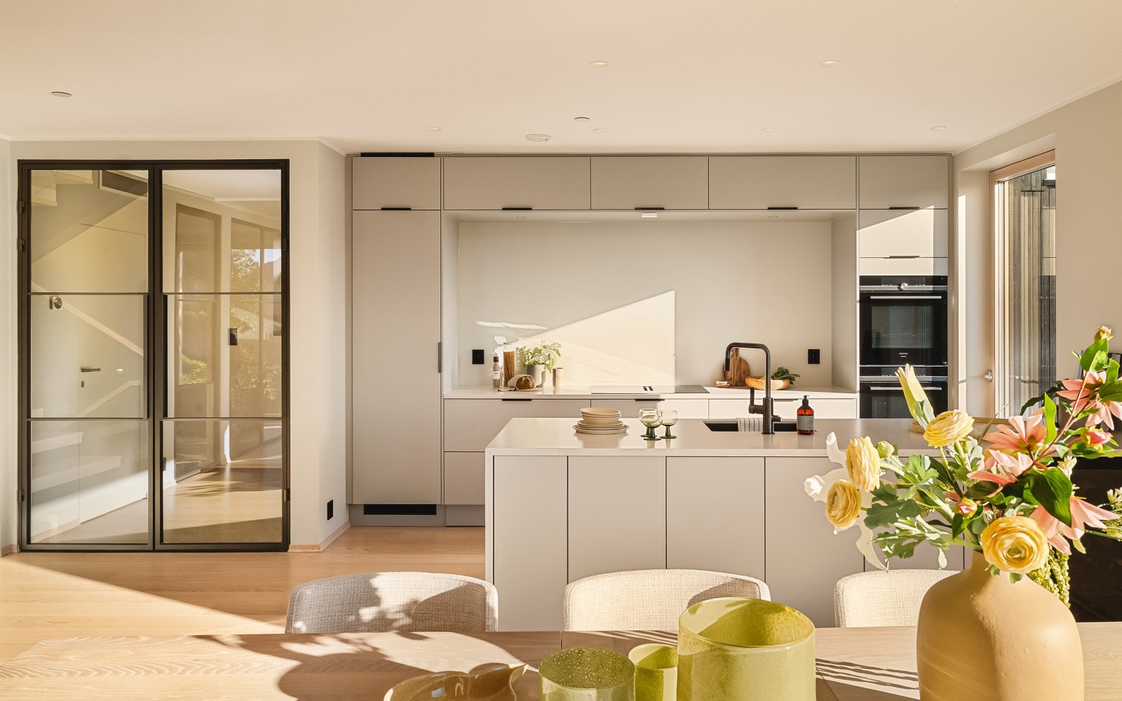 Alle hvitevarer er integrert og levert fra Siemens, herunder: platetopp med induksjon og integrert ventilator, stekeovn og dampovn, kjøleskap, oppvaskmaskin og vinskap. Galleribilde