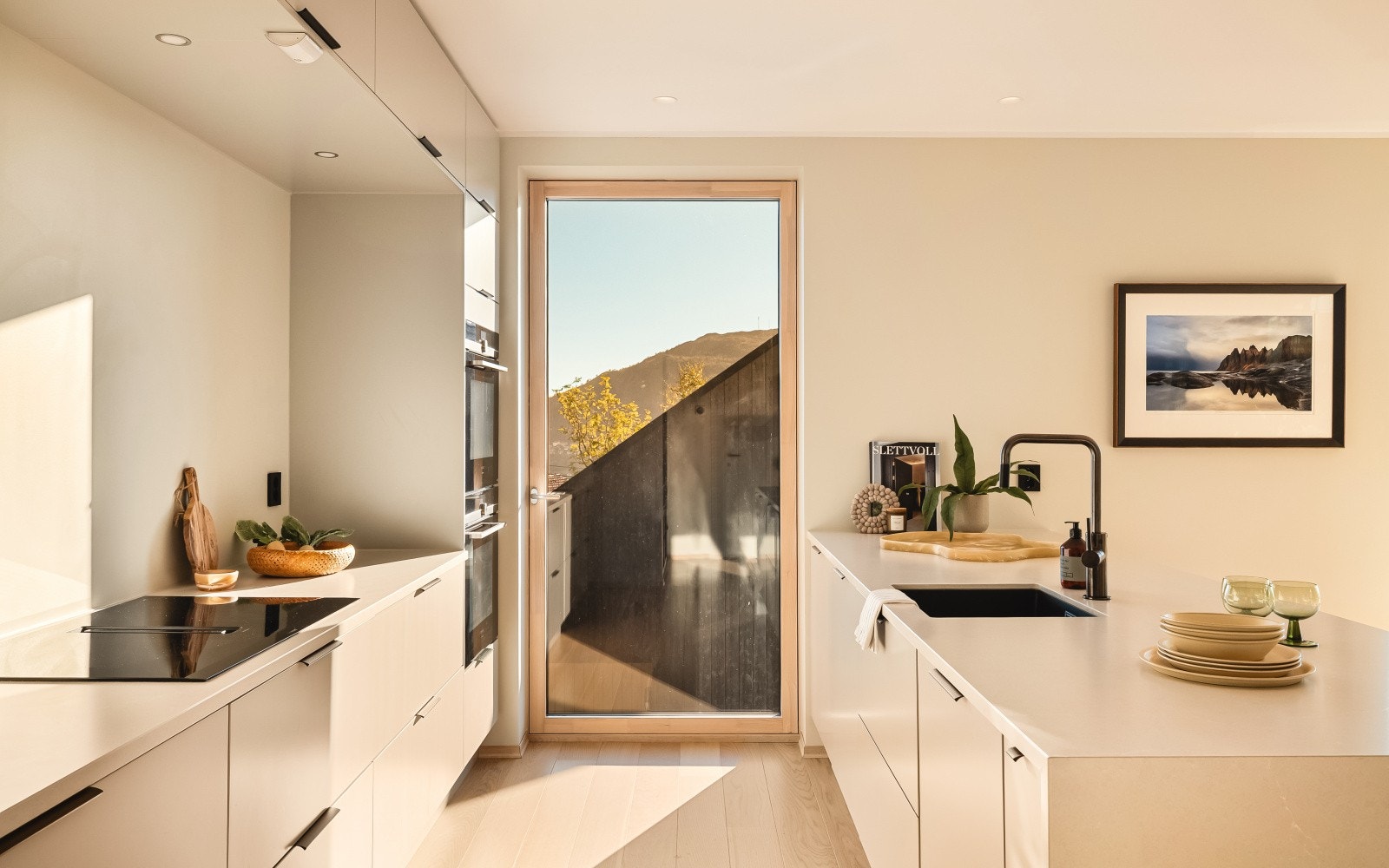 Her har vi glatte fronter og waterfall benkeplate fra Silestone, med underlimt kjøkkenvask. Galleribilde