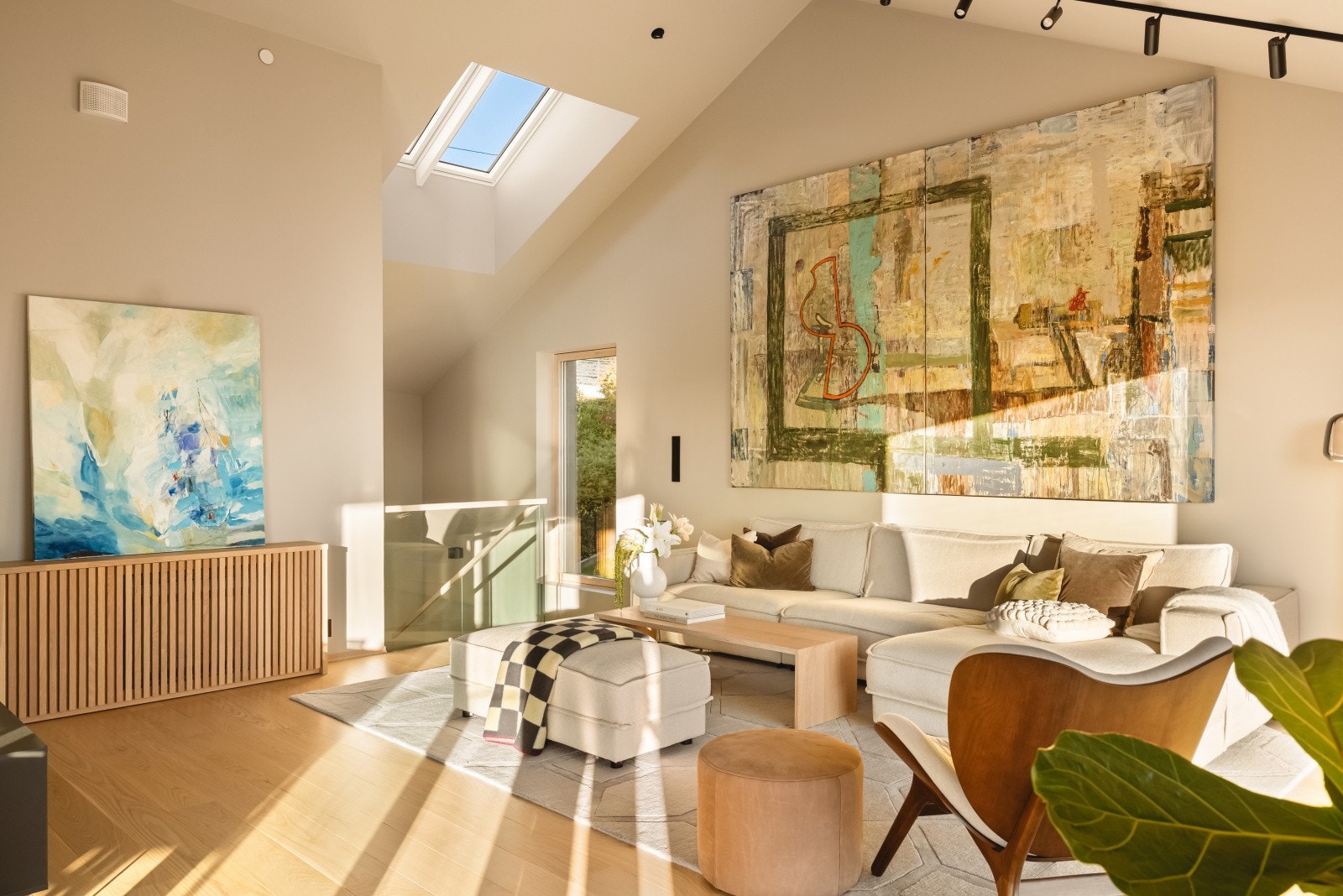 Stuens utforming og størrelse gjør rommet enkelt å møblere, og gjerne også i flere soner. Galleribilde