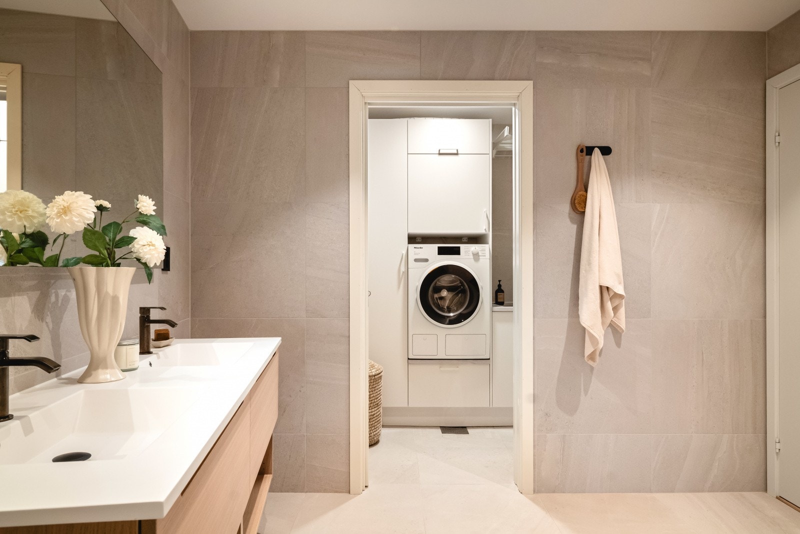 Videre til vaskerom - som ligger i tilknytning til baderommet: Her har vi innredning bestående av høyskap, underskap og benkeplate med utslagsvask. Galleribilde